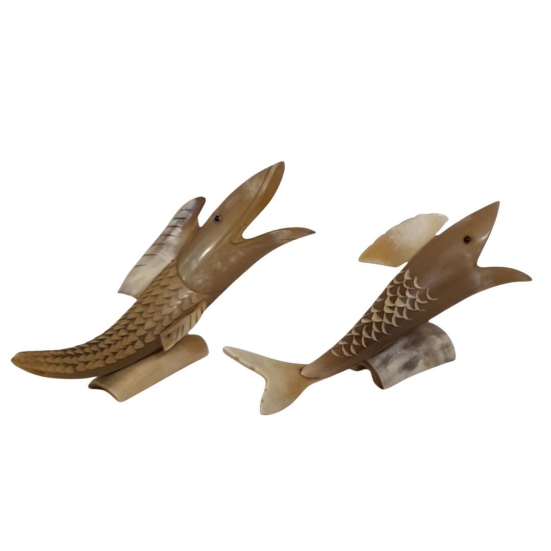 Duo de Poisson Sculptés en Corne Véritable - Artisanat Vintage Très bon état - 28,00 € Duo de Poisson Sculptés en Corne Véritable - Artisanat Vintage Très bon état reconditionné disponible sur Label Emmaüs