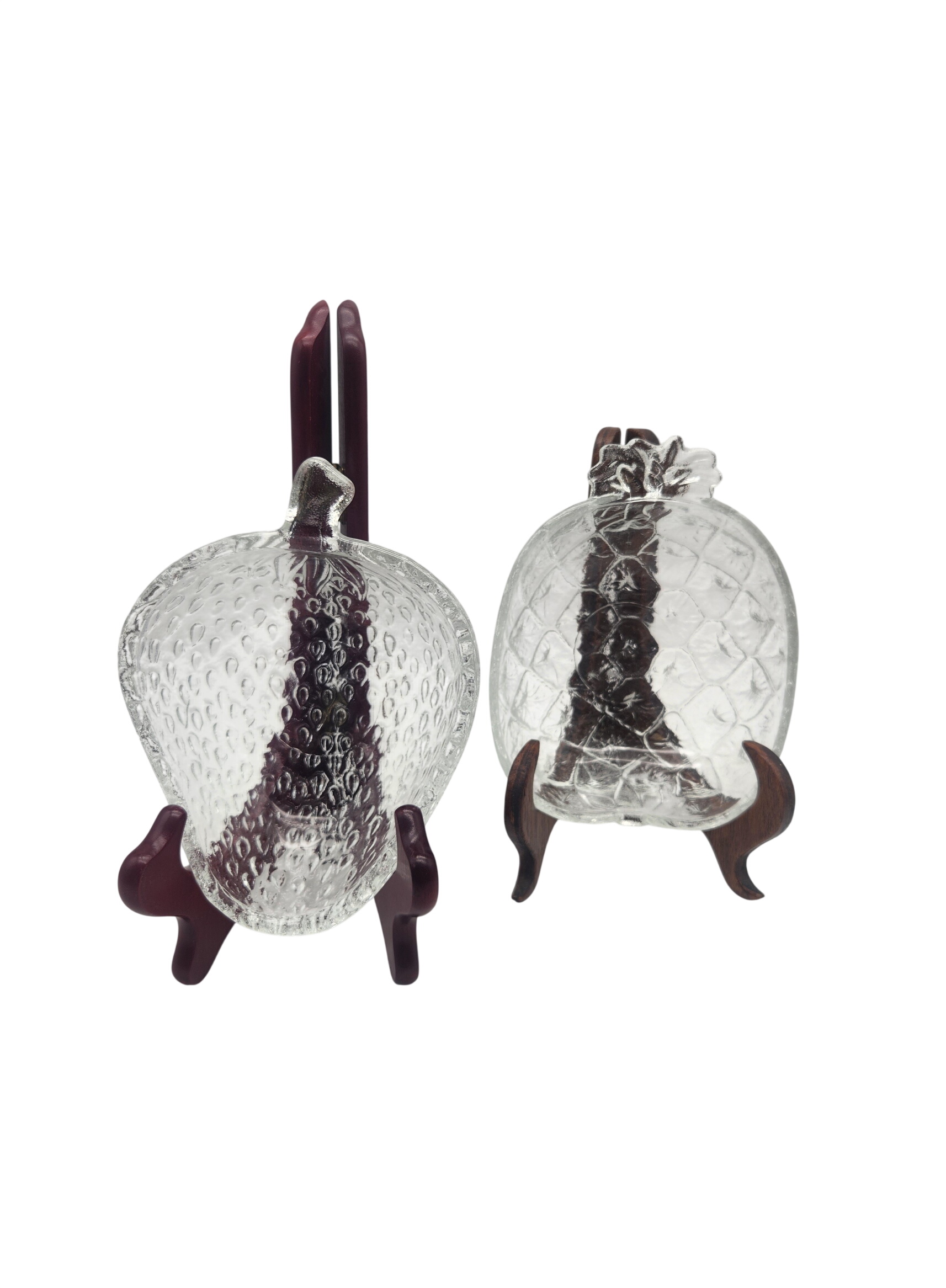 Acheter Duo de ramequins vintage en verre moulé – Motifs Fraise & Ananas Très bon état - 11,00 € Duo de ramequins vintage en verre moulé – Motifs Fraise & Ananas Très bon état reconditionné disponible sur Label Emmaüs