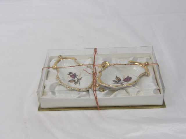 Voir photo 3 de Duo salière poivrière porcelaine de France PARIS Duo salière poivrière porcelaine de France PARIS Bon état reconditionné photo 3