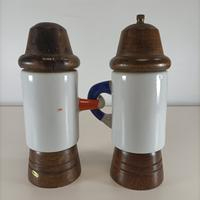 Voir photo 4 de Duo salière poivrière vintage en céramique et bois peint main années 60 70 Duo salière poivrière vintage en céramique et bois peint main années 60 70 Bon état reconditionné photo 4