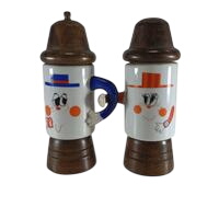 Duo salière poivrière vintage en céramique et bois peint main années 60 70 Bon état - 21,00 € Duo salière poivrière vintage en céramique et bois peint main années 60 70 Bon état reconditionné disponible sur Label Emmaüs