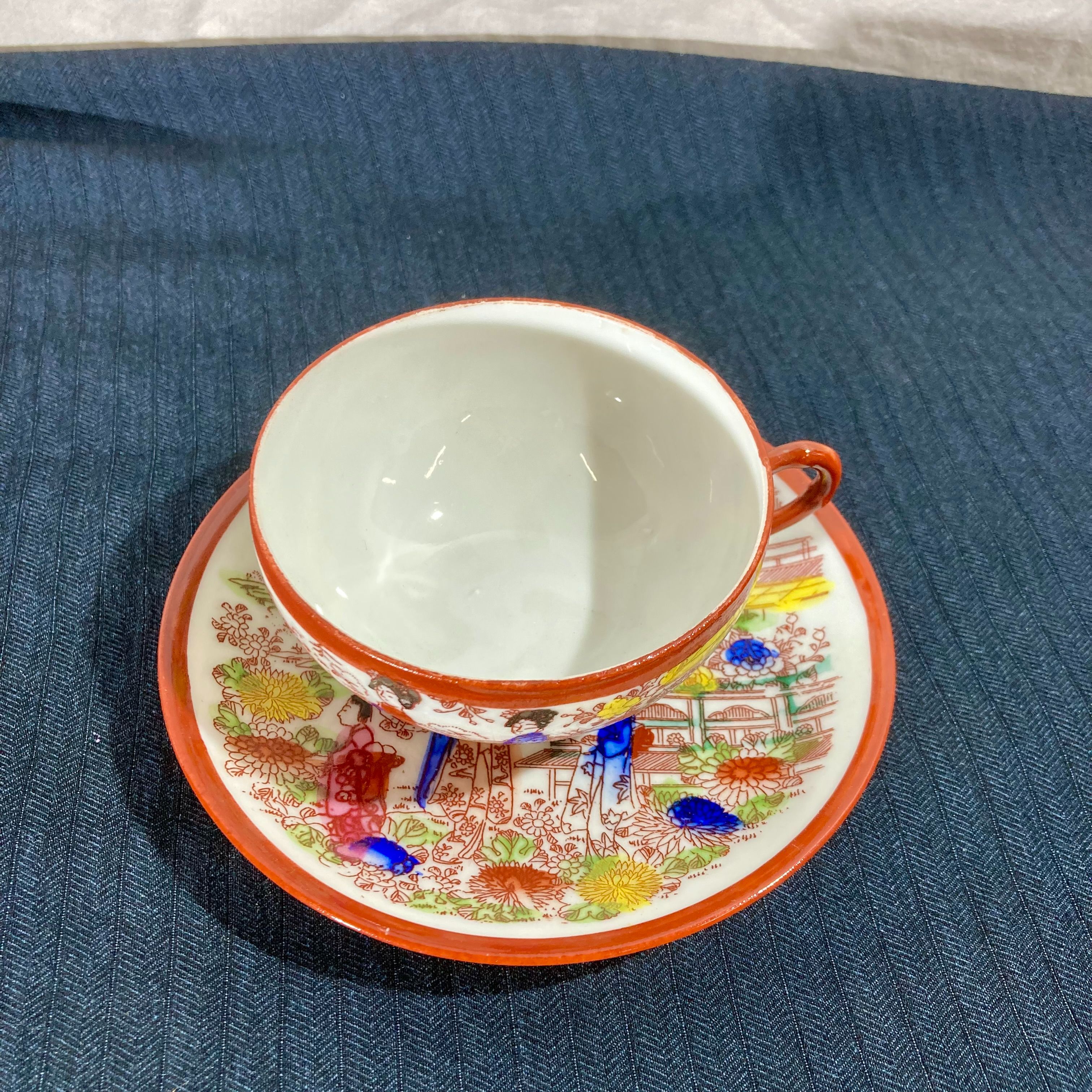 Voir photo 2 de Duo Tasse et Soucoupe Japonaises – Porcelaine fine de Kutani – Décor Geishas Duo Tasse et Soucoupe Japonaises – Porcelaine fine de Kutani – Décor Geishas Très bon état reconditionné photo 2