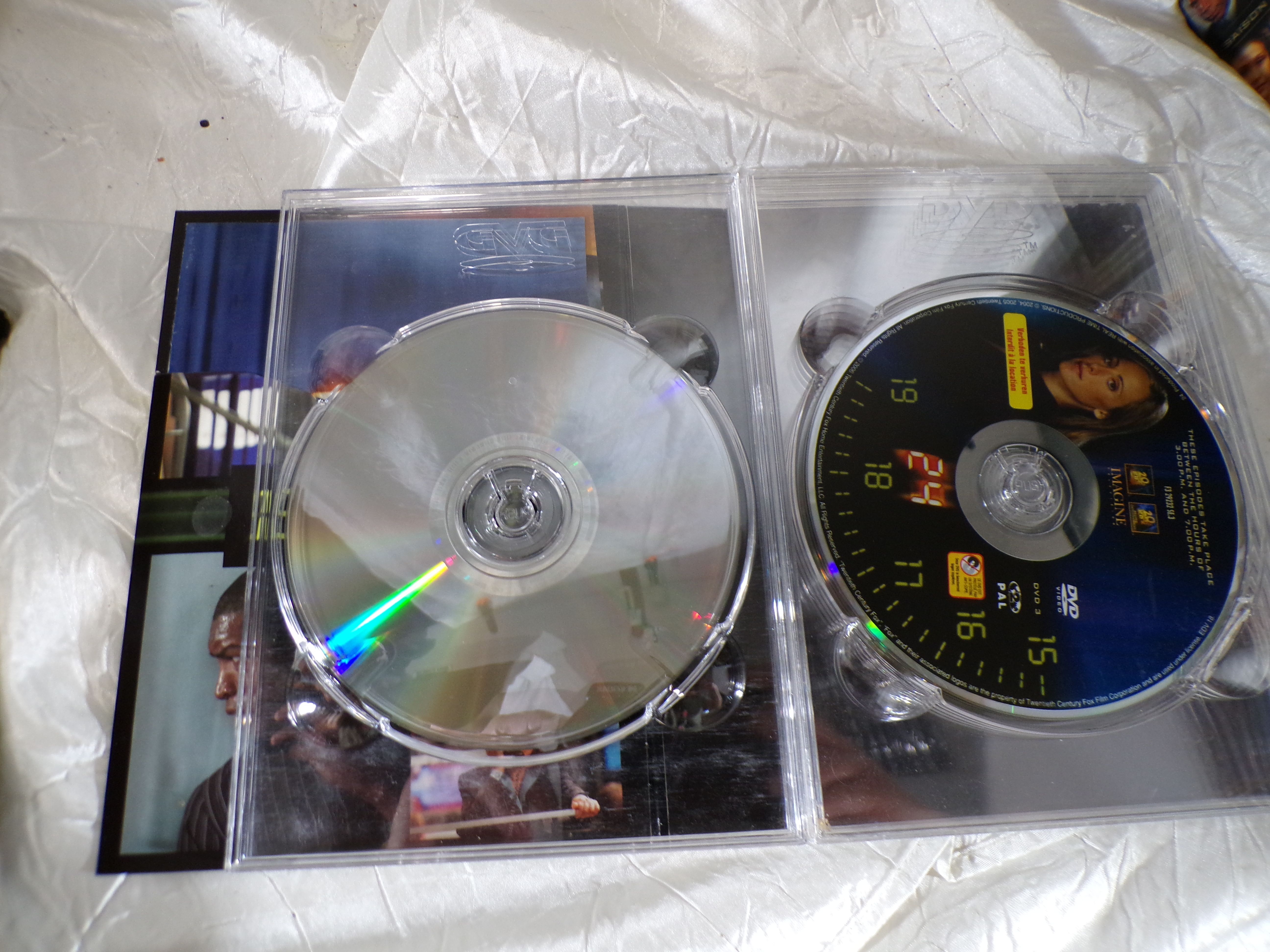 Voir photo 3 de DVD 24 Heures Chrono "Le lot des deux saisons" 3 et 4 DVD 24 Heures Chrono "Le lot des deux saisons" 3 et 4 Très bon état reconditionné photo 3
