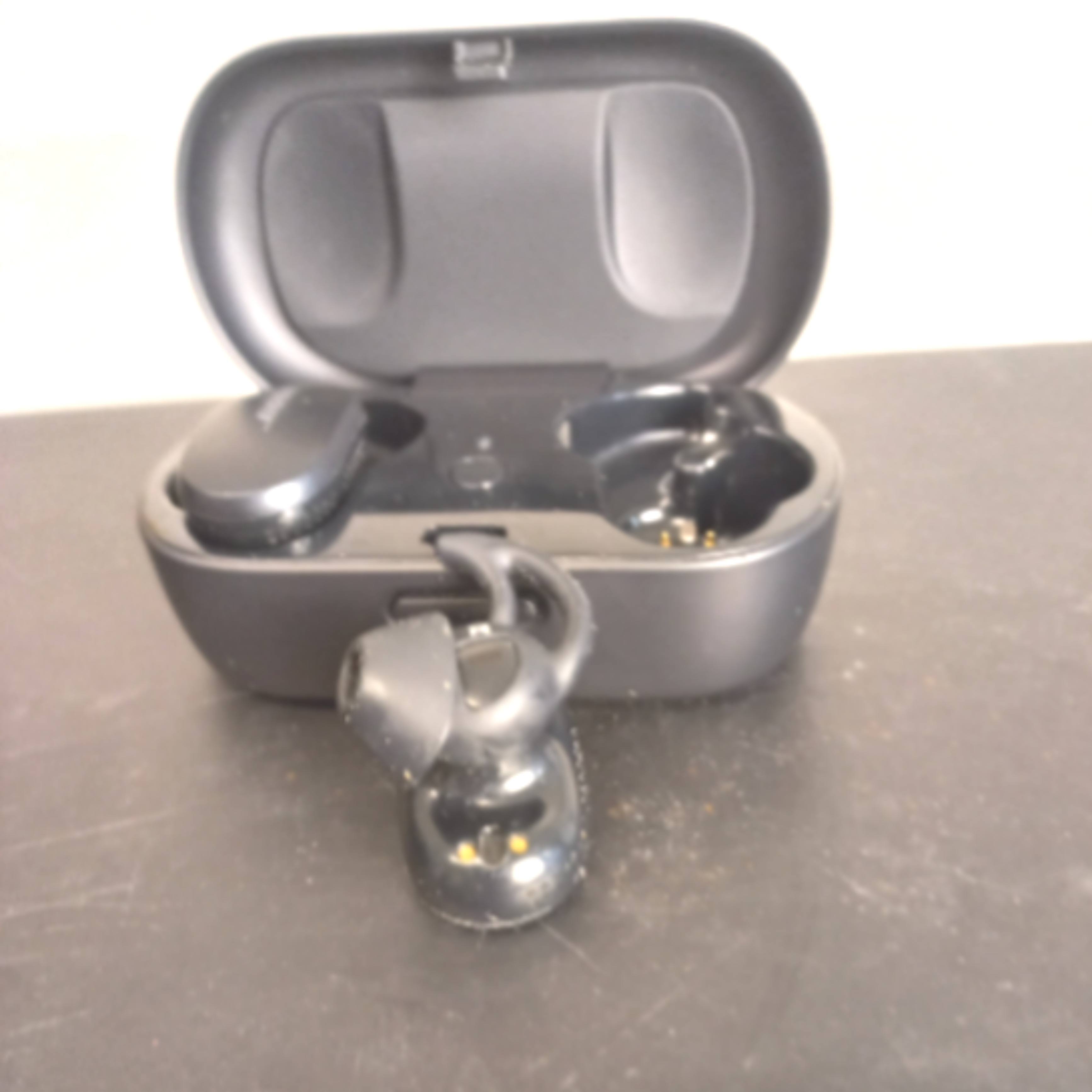 Voir photo 2 de Écouteurs bluetooth BOSE dans son étui sans fil noir modèle quiet comfort earbuds | Dero Écouteurs bluetooth BOSE dans son étui sans fil noir modèle quiet comfort earbuds Très bon état reconditionné photo 2 | Dero