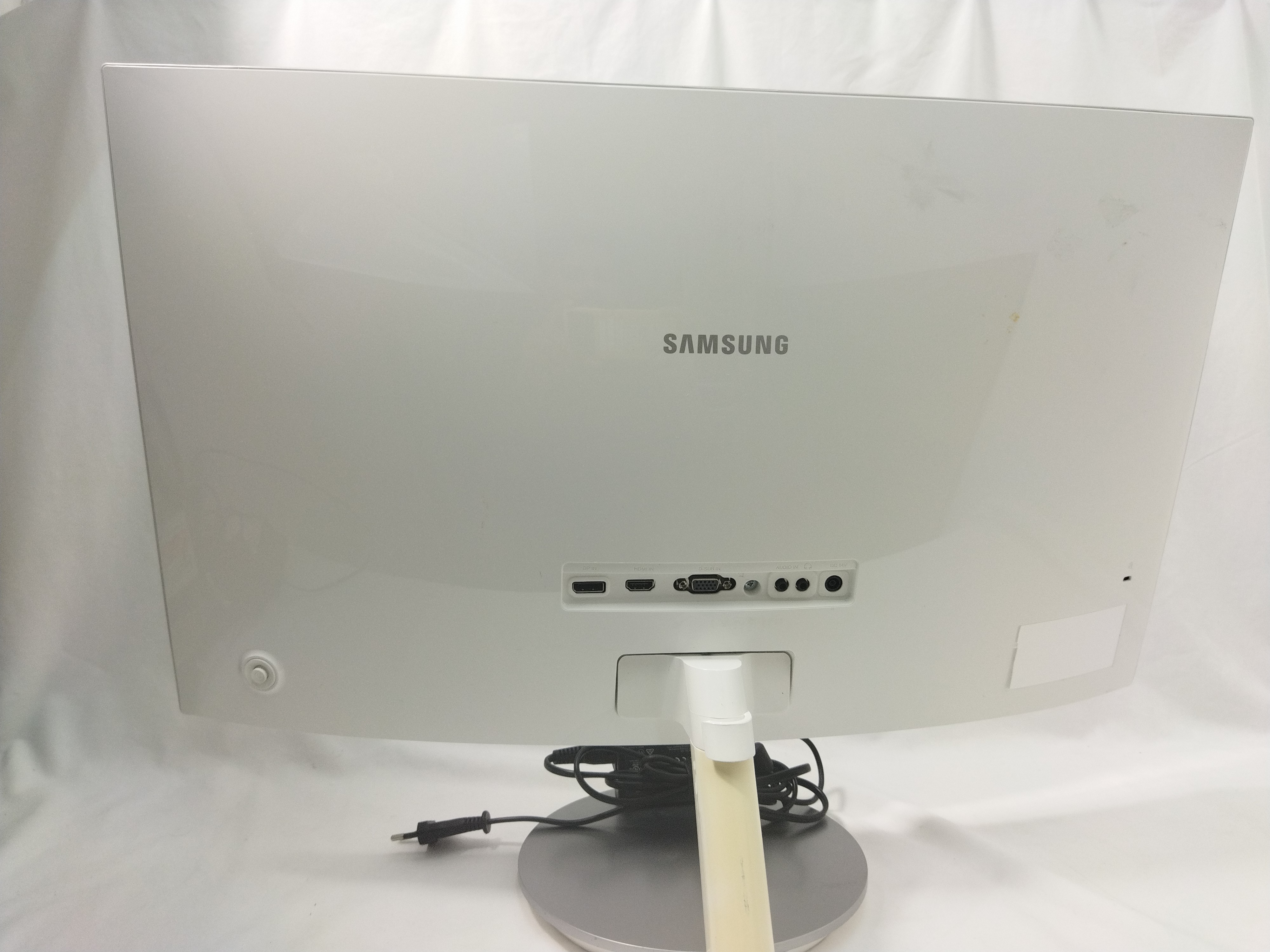 Voir photo 2 de Écran incurvé 27 pouces marque Samsung pour Pc en très bon état | Dero Écran incurvé 27 pouces marque Samsung pour Pc en très bon état Très bon état reconditionné photo 2 | Dero