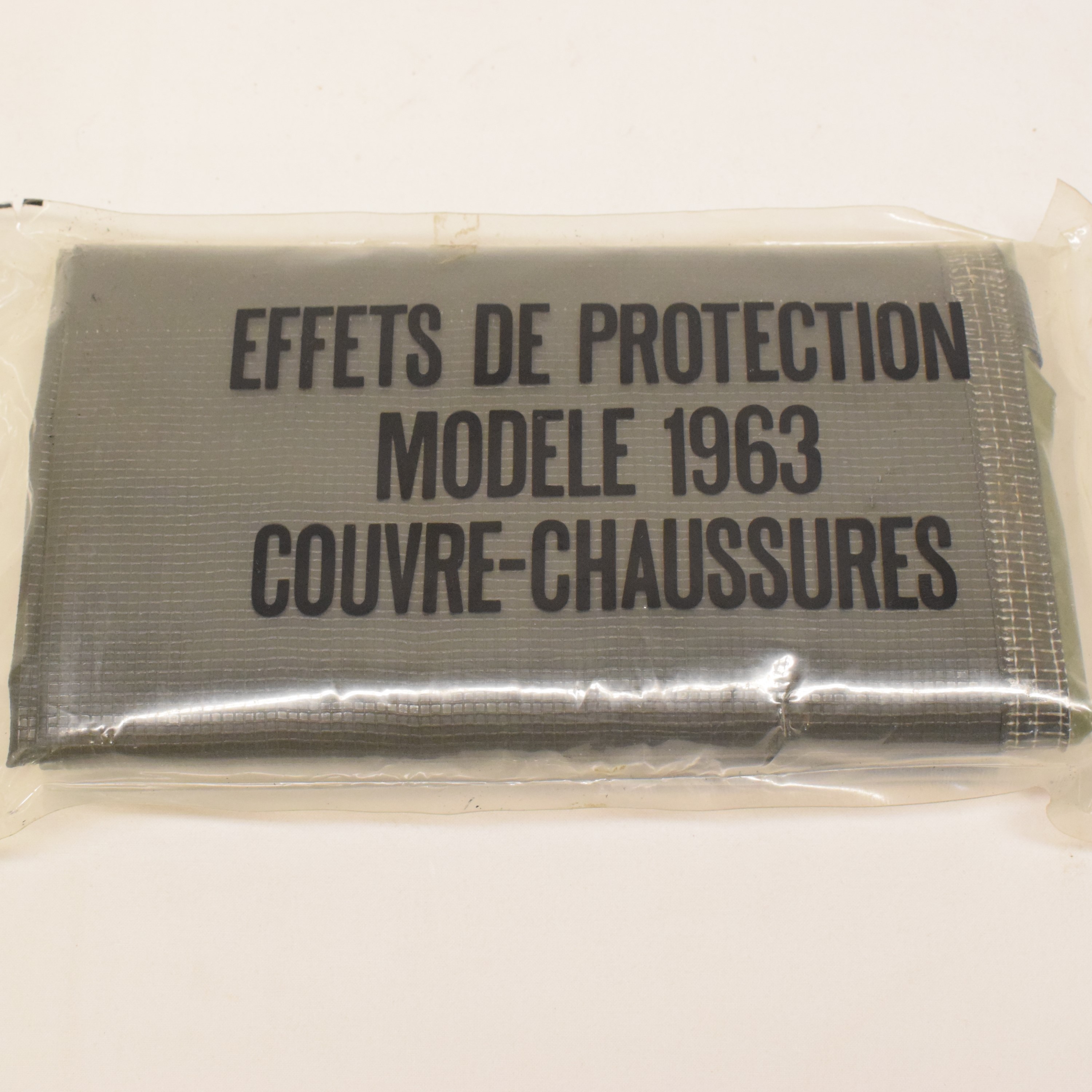 Voir photo 2 de Effets de protections NBC modèle1963 survêtement et gants avec couvre chaussures Effets de protections NBC modèle1963 survêtement et gants avec couvre chaussures Bon état reconditionné photo 2