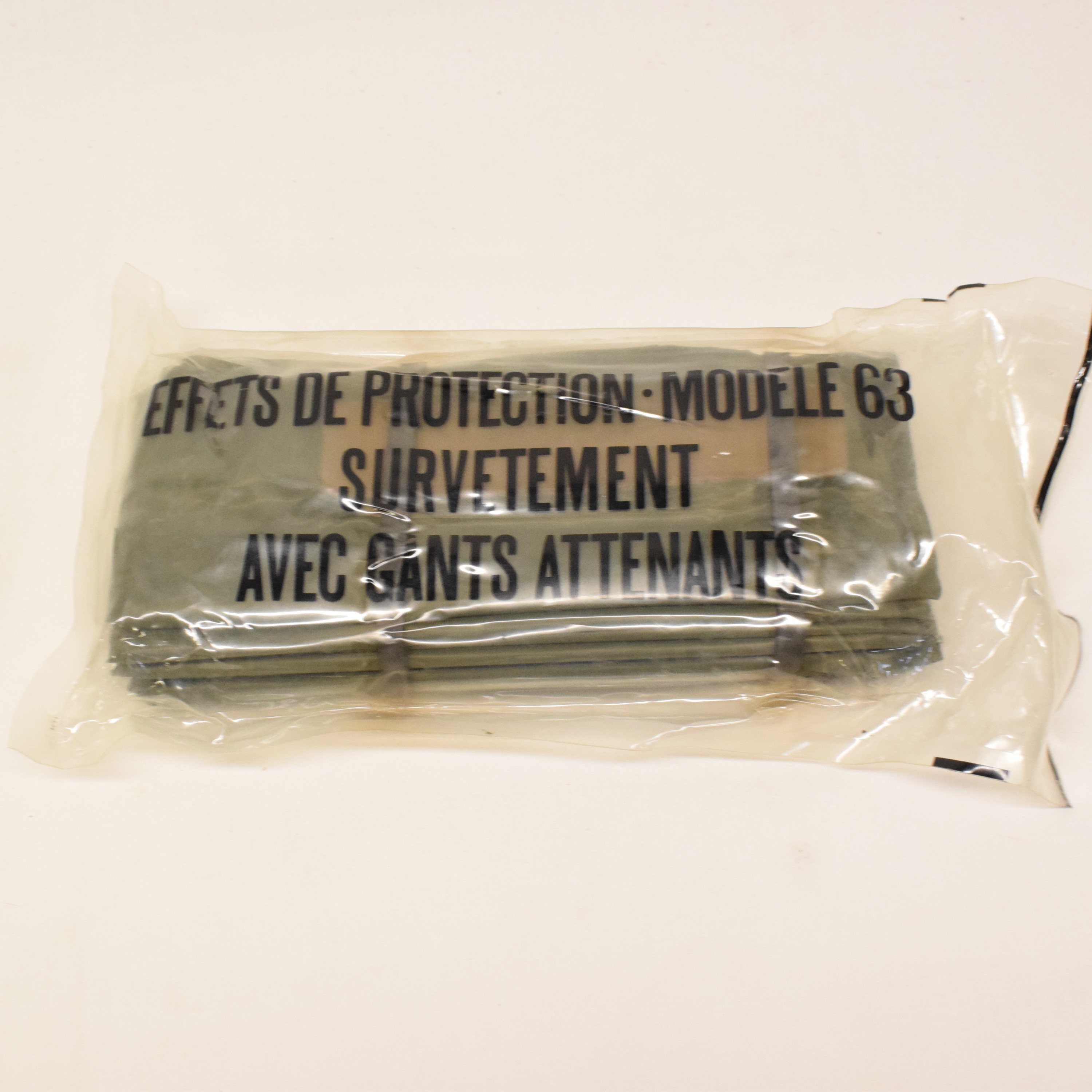 Voir photo 3 de Effets de protections NBC modèle1963 survêtement et gants avec couvre chaussures Effets de protections NBC modèle1963 survêtement et gants avec couvre chaussures Bon état reconditionné photo 3