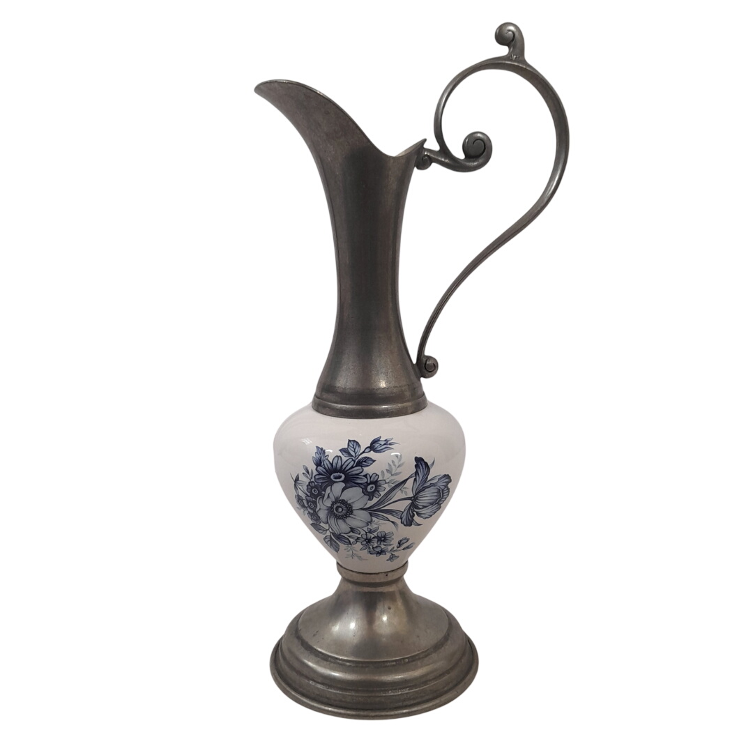 Élégant Pichet en Étain et Céramique Vintage – Motif Floral Bleu Style Delft - 30 cm - 18,00 € Élégant Pichet en Étain et Céramique Vintage – Motif Floral Bleu Style Delft - 30 cm reconditionné disponible sur Label Emmaüs
