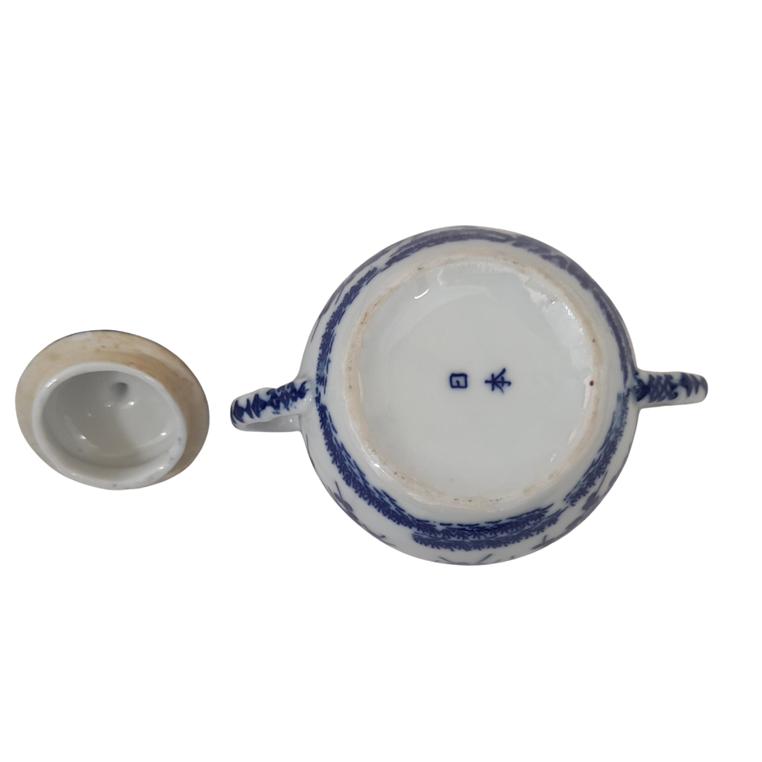 Voir photo 17 de Élégant Service à Thé Vintage en Porcelaine Fine du Japon – Motif Fleuri Bleu et Blanc Élégant Service à Thé Vintage en Porcelaine Fine du Japon – Motif Fleuri Bleu et Blanc Très bon état reconditionné photo 17