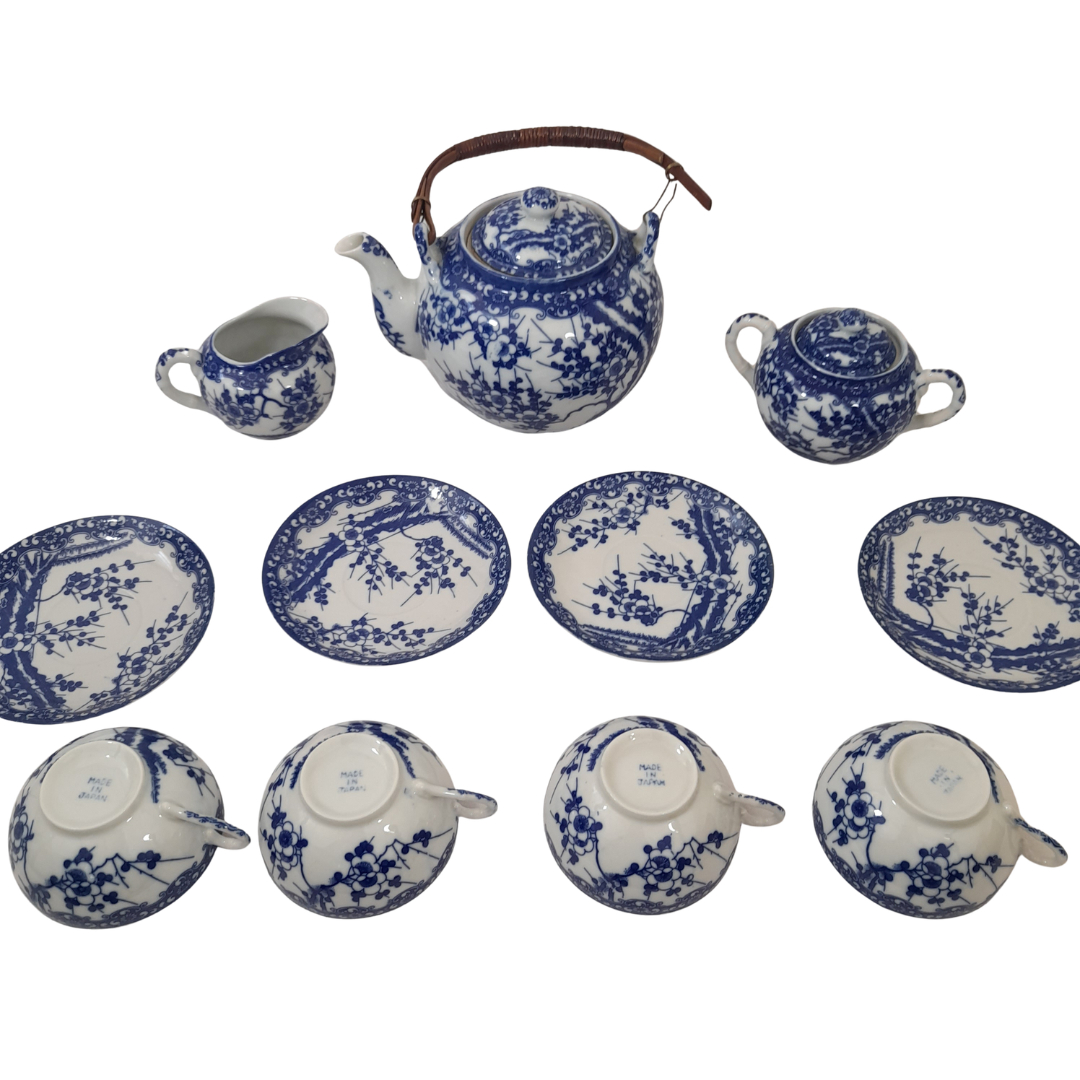 Voir photo 2 de Élégant Service à Thé Vintage en Porcelaine Fine du Japon – Motif Fleuri Bleu et Blanc Élégant Service à Thé Vintage en Porcelaine Fine du Japon – Motif Fleuri Bleu et Blanc Très bon état reconditionné photo 2