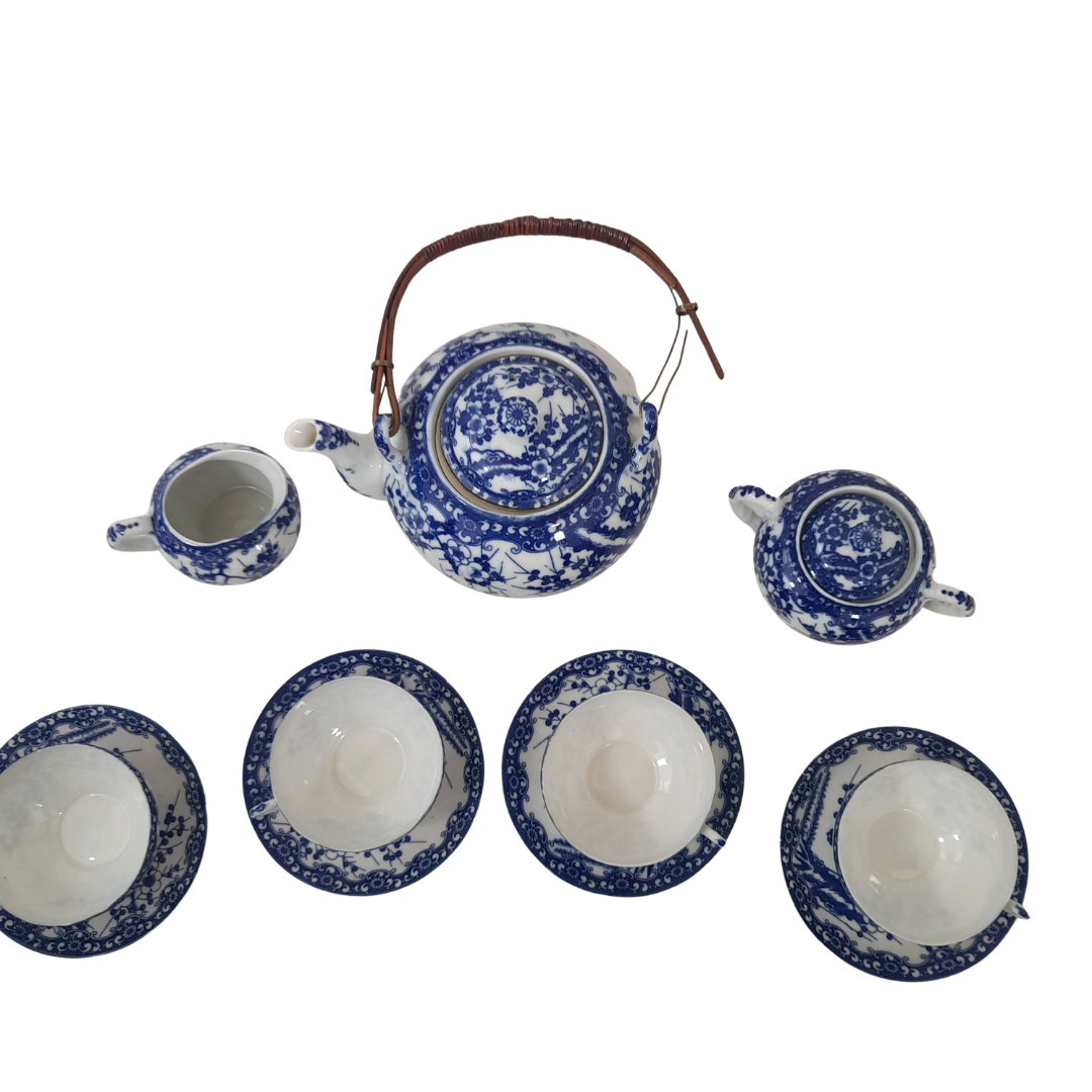 Voir photo 3 de Élégant Service à Thé Vintage en Porcelaine Fine du Japon – Motif Fleuri Bleu et Blanc Élégant Service à Thé Vintage en Porcelaine Fine du Japon – Motif Fleuri Bleu et Blanc Très bon état reconditionné photo 3