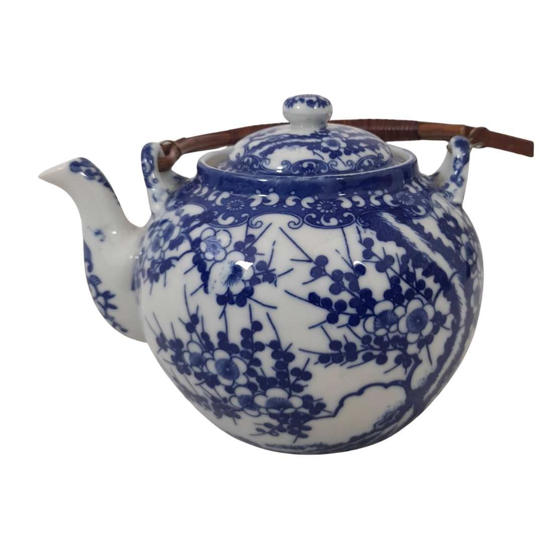 Voir photo 4 de Élégant Service à Thé Vintage en Porcelaine Fine du Japon – Motif Fleuri Bleu et Blanc Élégant Service à Thé Vintage en Porcelaine Fine du Japon – Motif Fleuri Bleu et Blanc Très bon état reconditionné photo 4