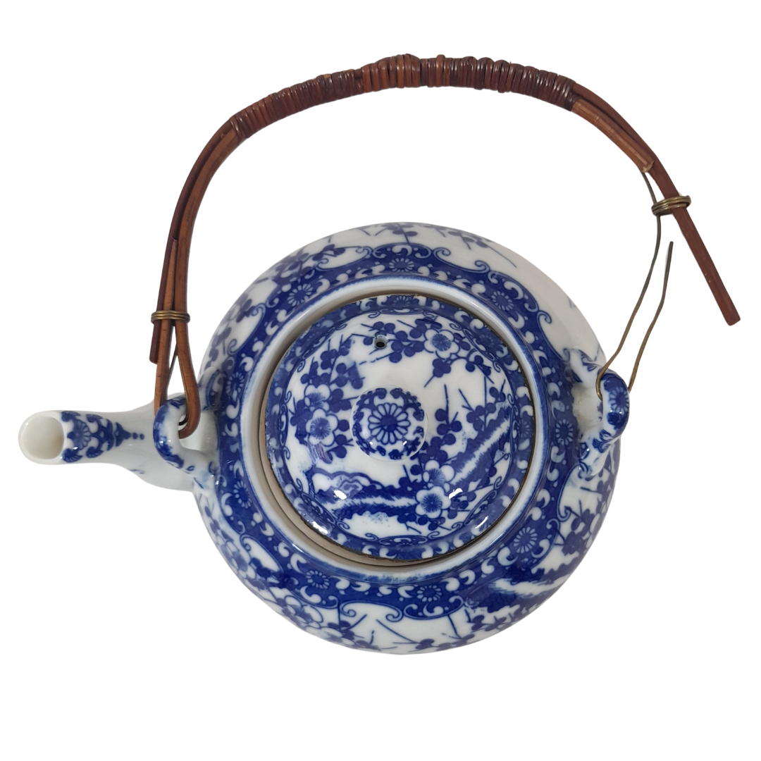 Voir photo 5 de Élégant Service à Thé Vintage en Porcelaine Fine du Japon – Motif Fleuri Bleu et Blanc Élégant Service à Thé Vintage en Porcelaine Fine du Japon – Motif Fleuri Bleu et Blanc Très bon état reconditionné photo 5
