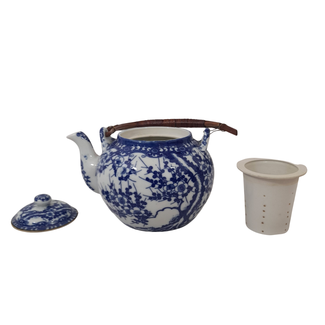 Voir photo 7 de Élégant Service à Thé Vintage en Porcelaine Fine du Japon – Motif Fleuri Bleu et Blanc Élégant Service à Thé Vintage en Porcelaine Fine du Japon – Motif Fleuri Bleu et Blanc Très bon état reconditionné photo 7