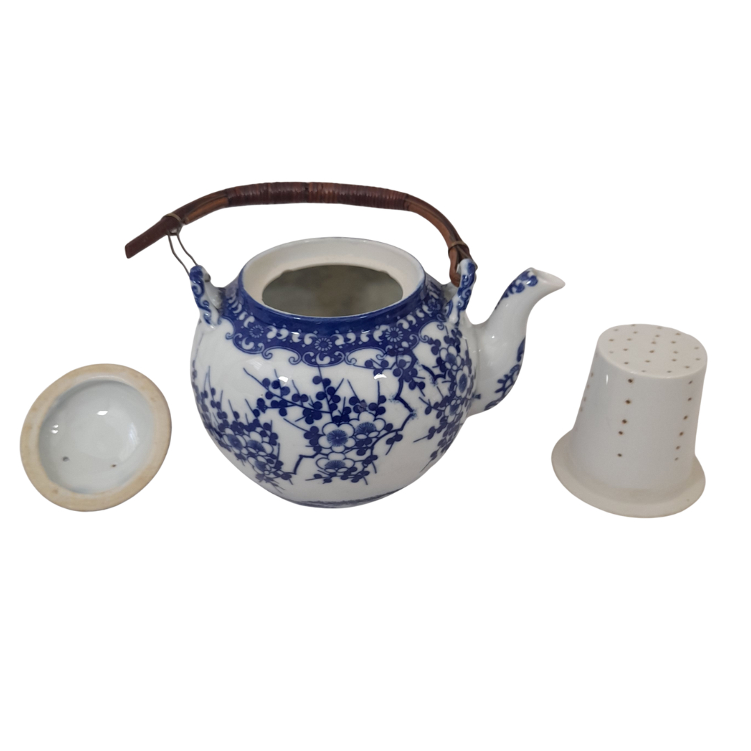 Voir photo 8 de Élégant Service à Thé Vintage en Porcelaine Fine du Japon – Motif Fleuri Bleu et Blanc Élégant Service à Thé Vintage en Porcelaine Fine du Japon – Motif Fleuri Bleu et Blanc Très bon état reconditionné photo 8