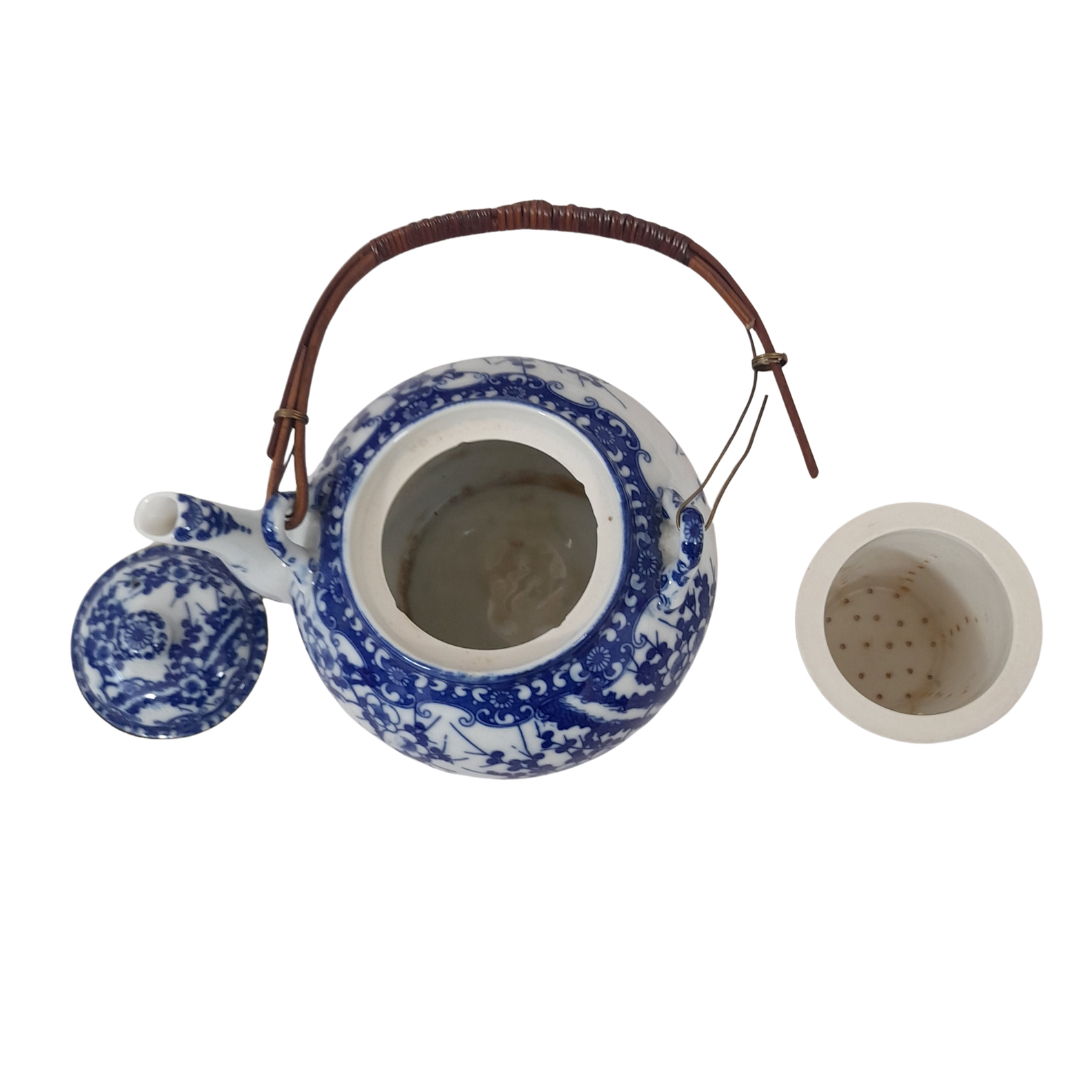 Voir photo 9 de Élégant Service à Thé Vintage en Porcelaine Fine du Japon – Motif Fleuri Bleu et Blanc Élégant Service à Thé Vintage en Porcelaine Fine du Japon – Motif Fleuri Bleu et Blanc Très bon état reconditionné photo 9