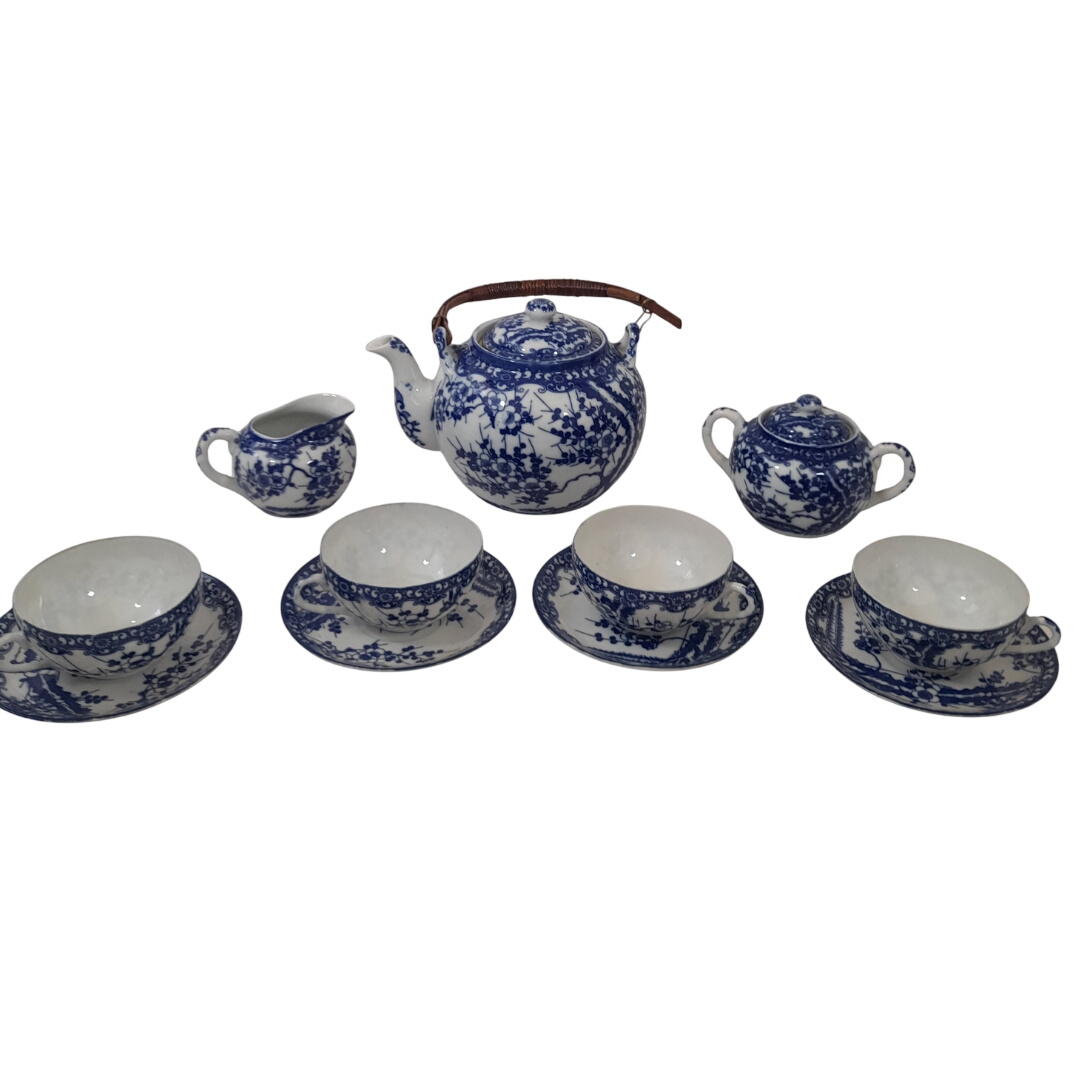 Élégant Service à Thé Vintage en Porcelaine Fine du Japon – Motif Fleuri Bleu et Blanc Très bon état - 38,00 € Élégant Service à Thé Vintage en Porcelaine Fine du Japon – Motif Fleuri Bleu et Blanc Très bon état reconditionné disponible sur Label Emmaüs