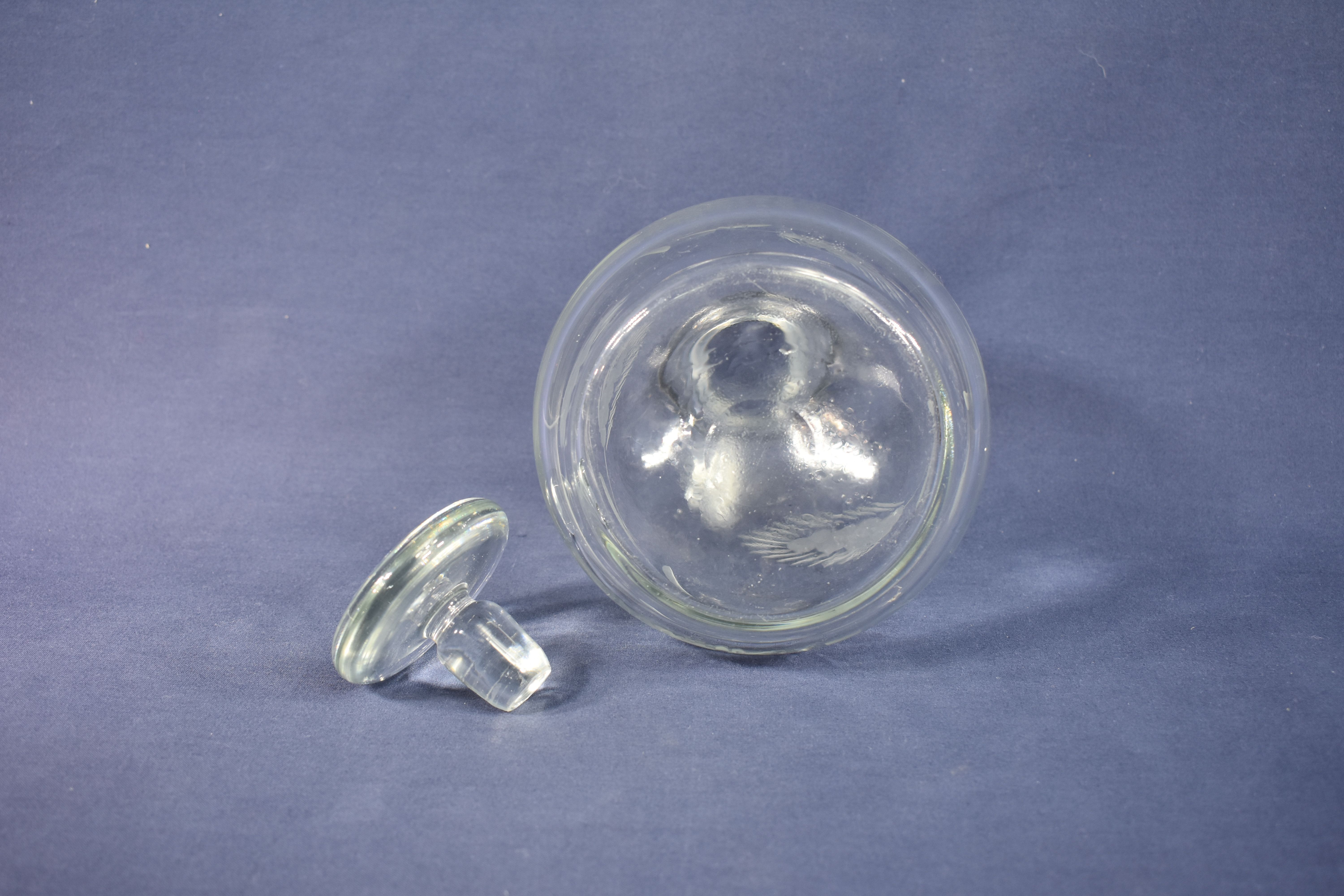 Voir photo 5 de Élégante petite carafe boule "VINTAGE" (Hauteur 19 et diamètre 13 cm) à décor d'épis de blé gravés et bouchon (diamètre 6.5 cm.) Élégante petite carafe boule "VINTAGE" (Hauteur 19 et diamètre 13 cm) à décor d'épis de blé gravés et bouchon (diamètre 6.5 cm.) Bon état reconditionné photo 5