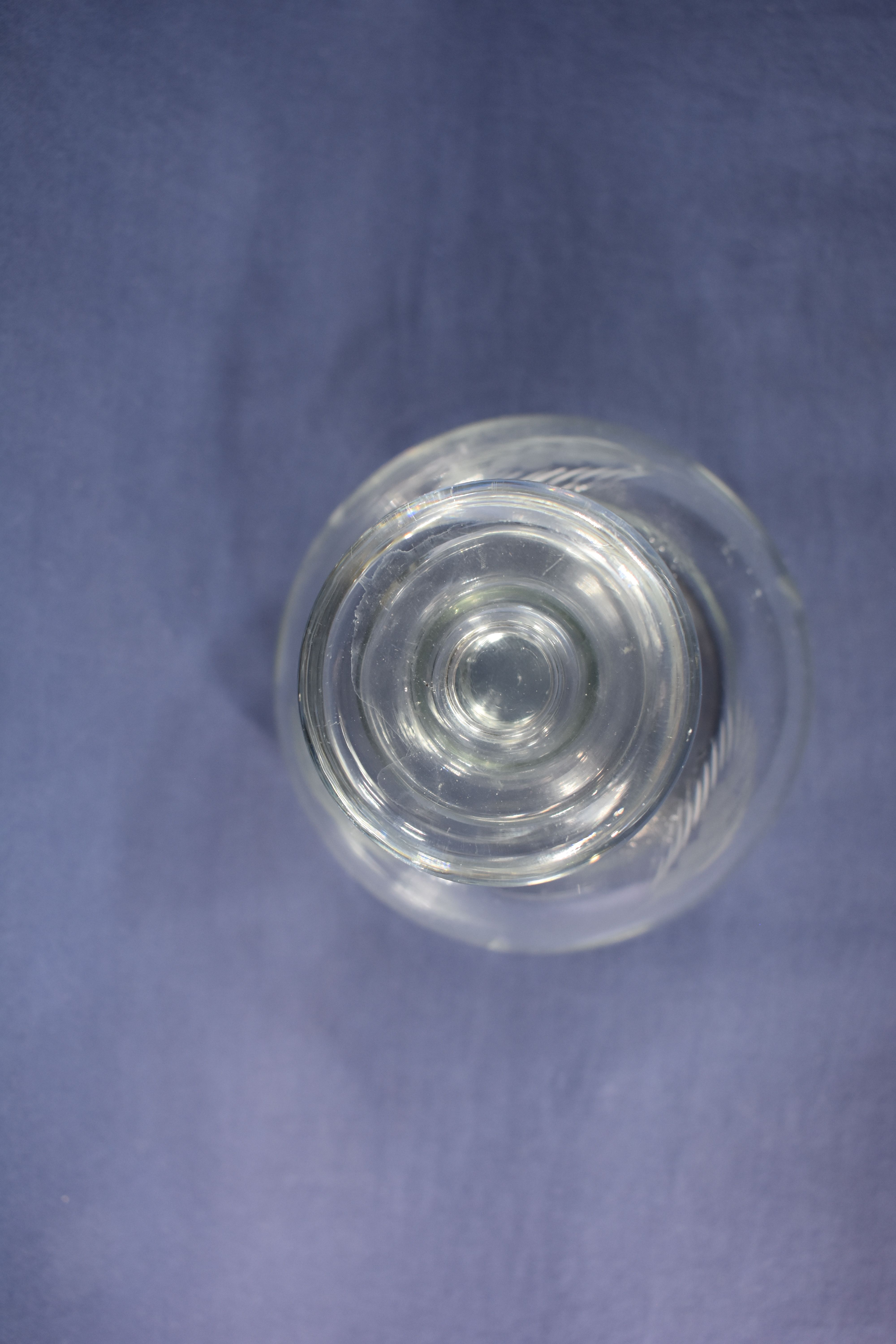 Voir photo 6 de Élégante petite carafe boule "VINTAGE" (Hauteur 19 et diamètre 13 cm) à décor d'épis de blé gravés et bouchon (diamètre 6.5 cm.) Élégante petite carafe boule "VINTAGE" (Hauteur 19 et diamètre 13 cm) à décor d'épis de blé gravés et bouchon (diamètre 6.5 cm.) Bon état reconditionné photo 6