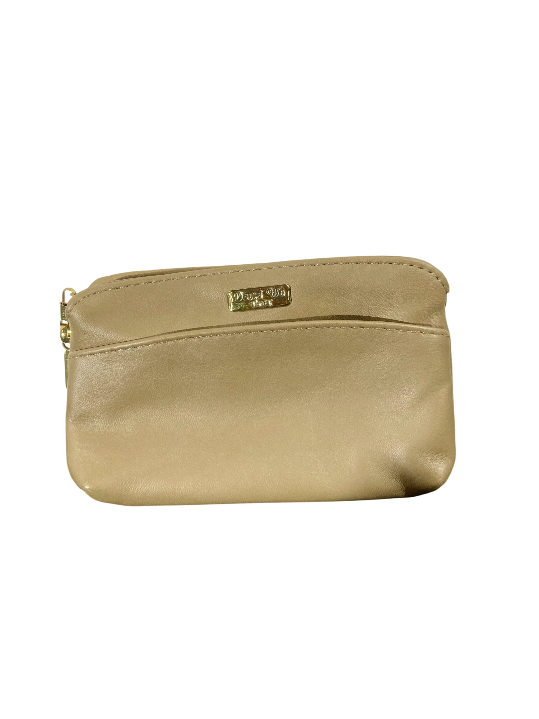 Élégante pochette / porte-monnaie David Wu Paris Très bon état - 10,00 € Élégante pochette / porte-monnaie David Wu Paris Très bon état reconditionné disponible sur Label Emmaüs