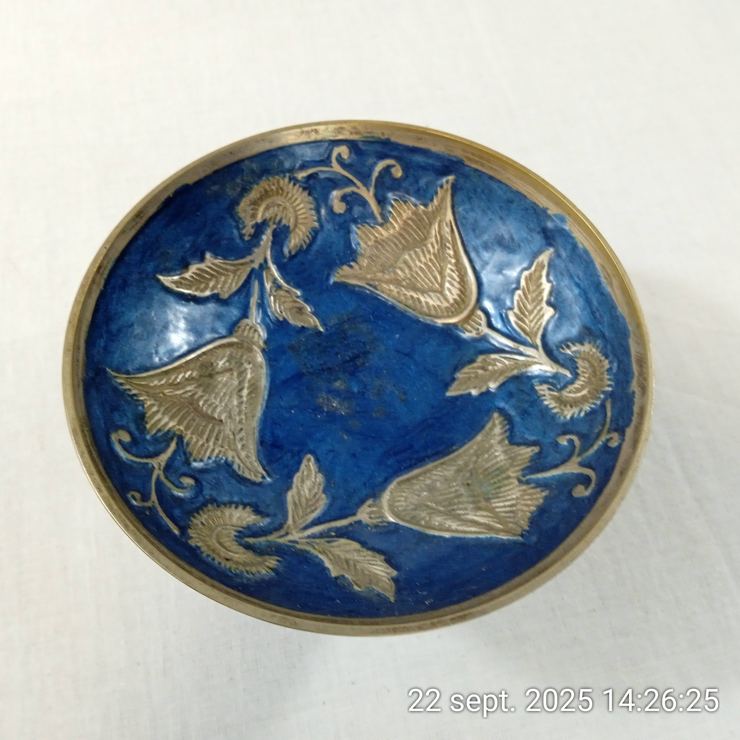 Voir photo 2 de Elégante vide poche coupelle en laiton émaillée bleu décorée de fleurs Elégante vide poche coupelle en laiton émaillée bleu décorée de fleurs Bon état reconditionné photo 2