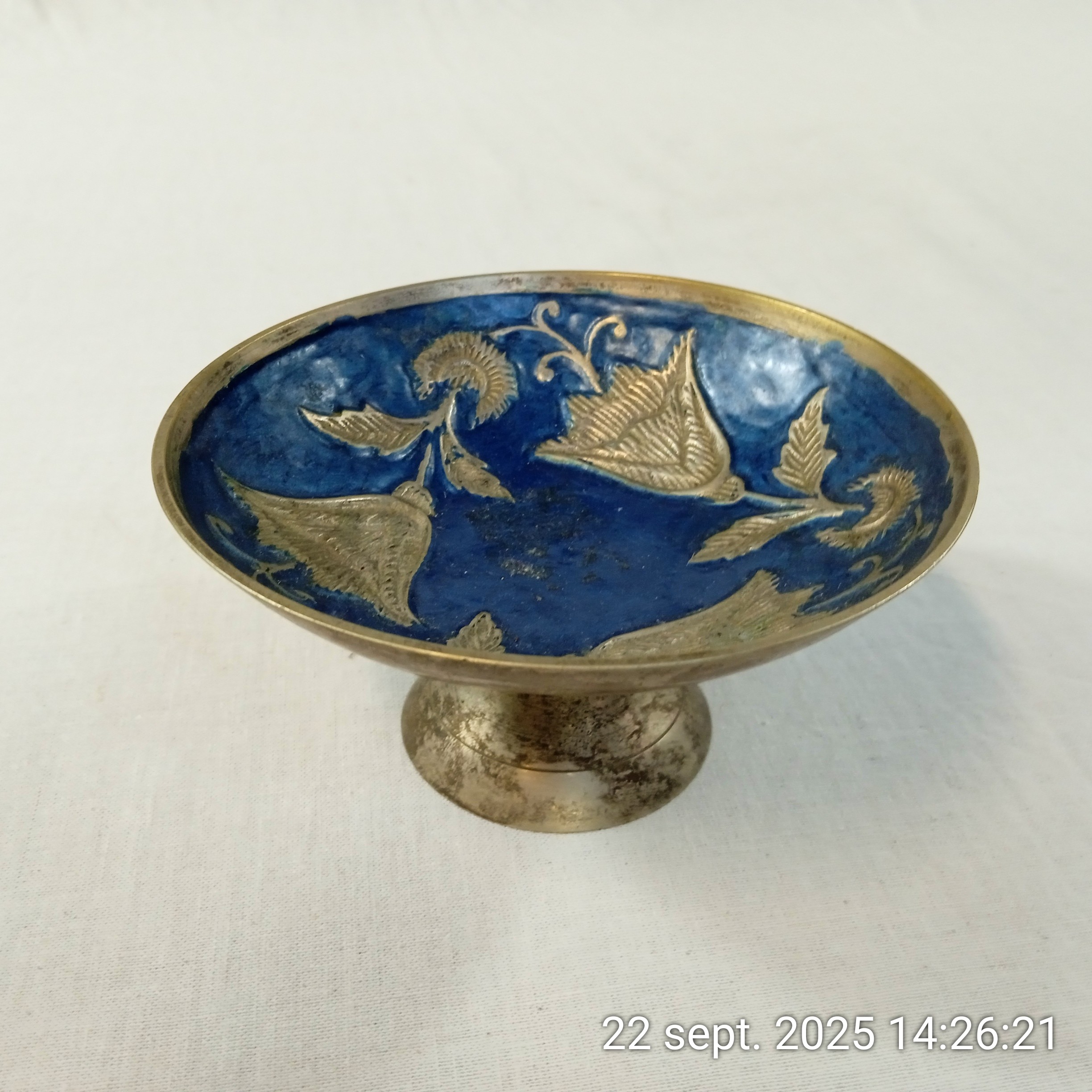 Voir photo 4 de Elégante vide poche coupelle en laiton émaillée bleu décorée de fleurs Elégante vide poche coupelle en laiton émaillée bleu décorée de fleurs Bon état reconditionné photo 4