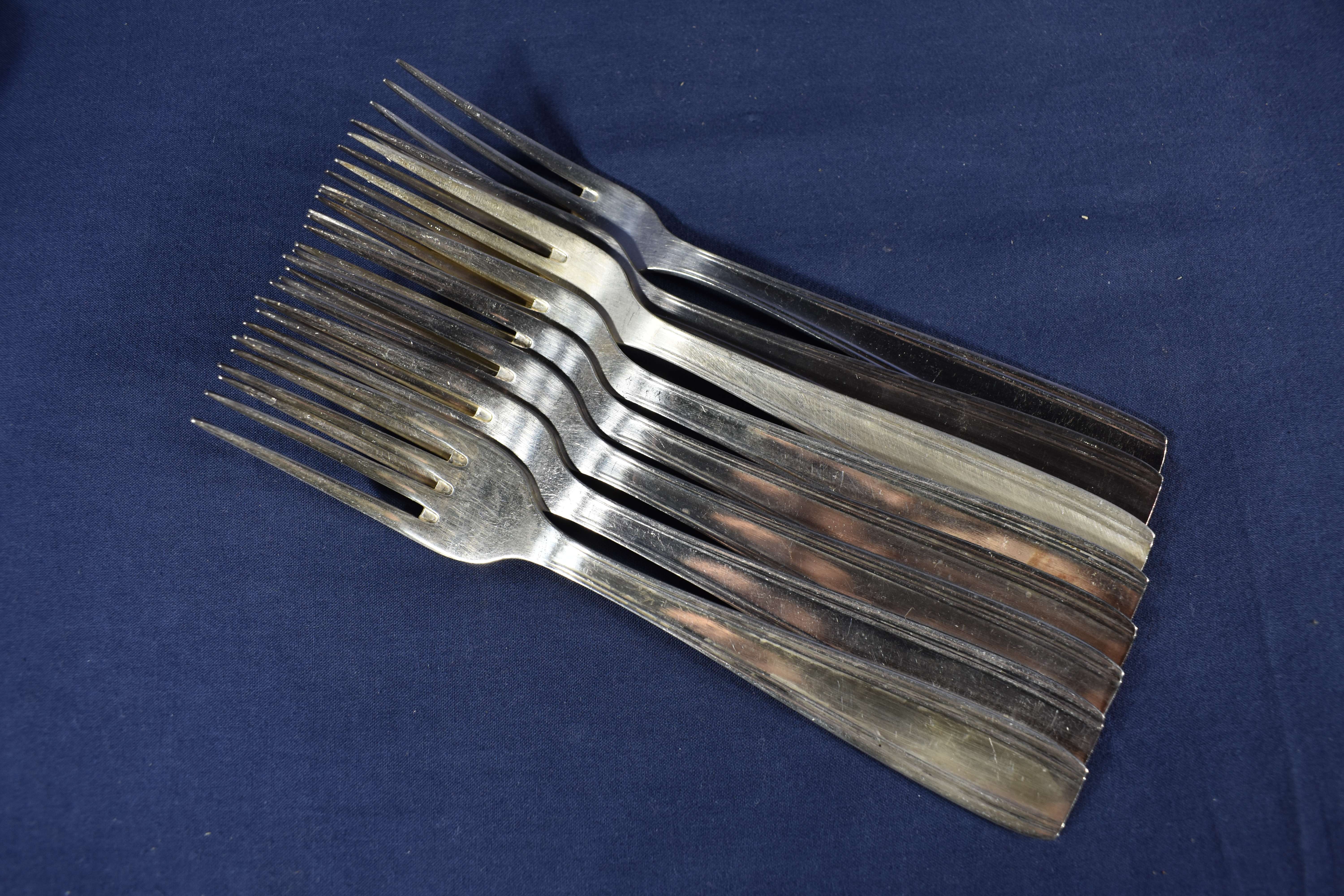 Voir photo 13 de Éléments de service en métal argenté siglé FLEURON (9 cuillères + 8 fourchettes + 7 petites cuillères + 1 louche) Éléments de service en métal argenté siglé FLEURON (9 cuillères + 8 fourchettes + 7 petites cuillères + 1 louche) Bon état reconditionné photo 13