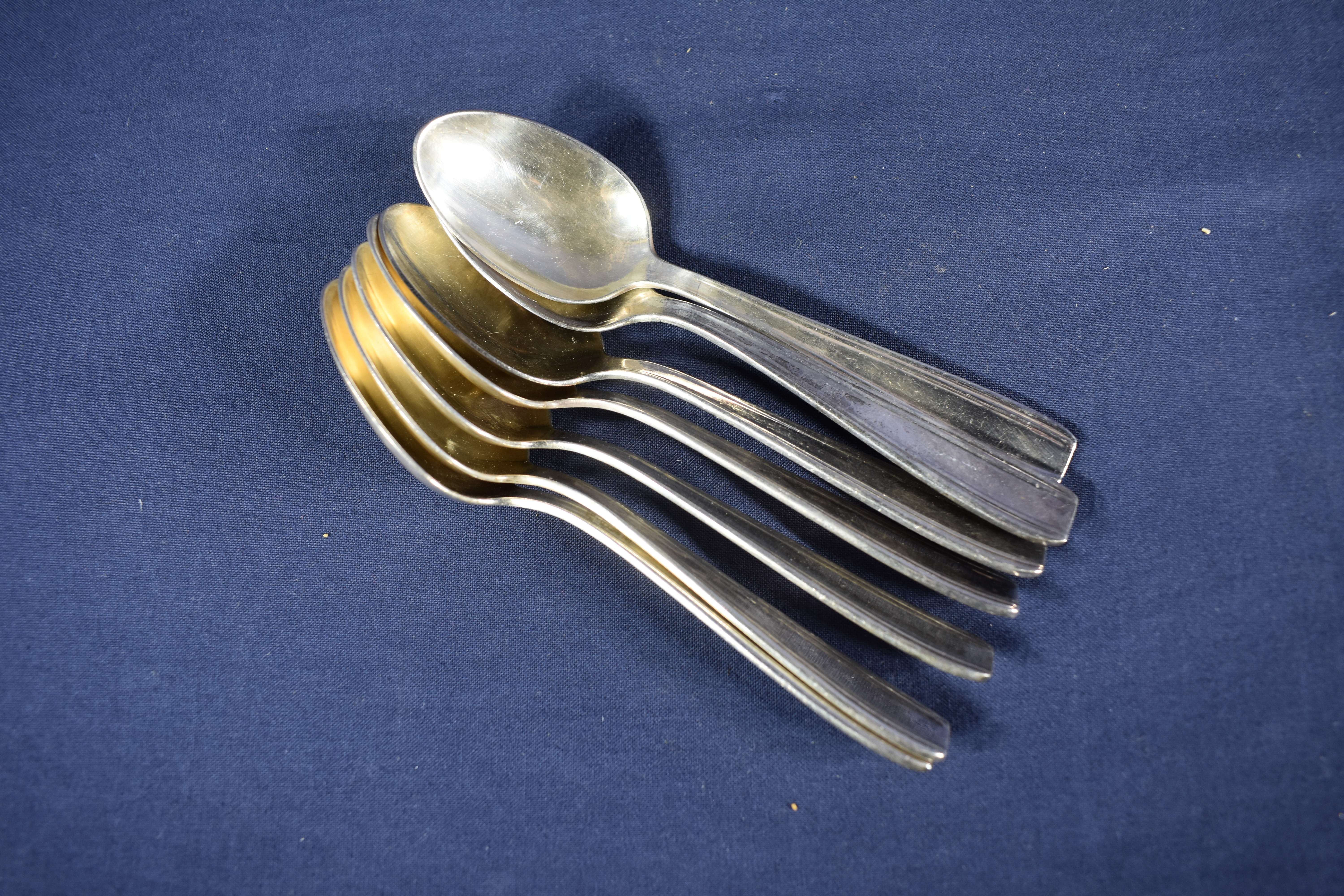 Voir photo 2 de Éléments de service en métal argenté siglé FLEURON (9 cuillères + 8 fourchettes + 7 petites cuillères + 1 louche) Éléments de service en métal argenté siglé FLEURON (9 cuillères + 8 fourchettes + 7 petites cuillères + 1 louche) Bon état reconditionné photo 2