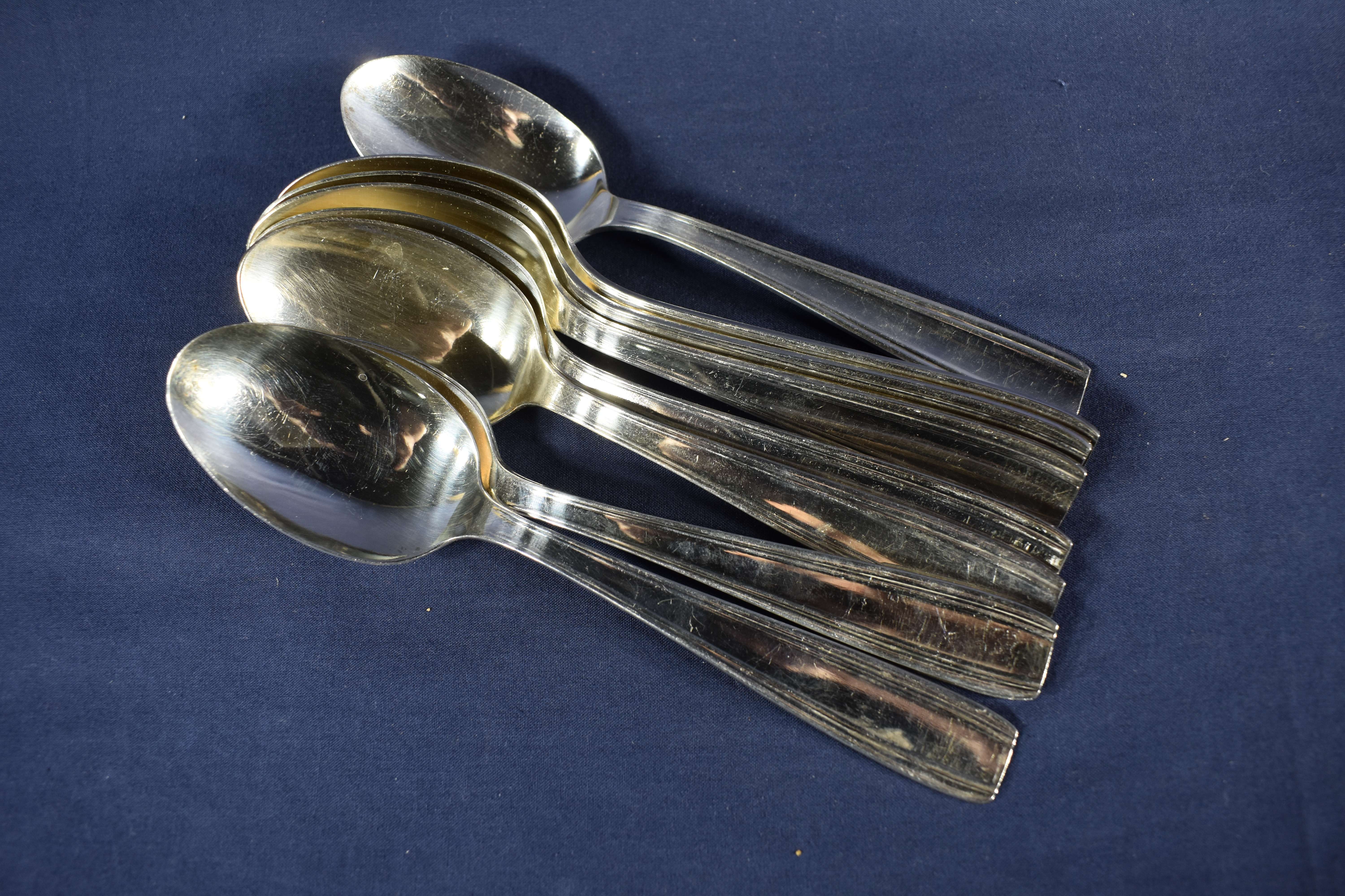 Voir photo 4 de Éléments de service en métal argenté siglé FLEURON (9 cuillères + 8 fourchettes + 7 petites cuillères + 1 louche) Éléments de service en métal argenté siglé FLEURON (9 cuillères + 8 fourchettes + 7 petites cuillères + 1 louche) Bon état reconditionné photo 4