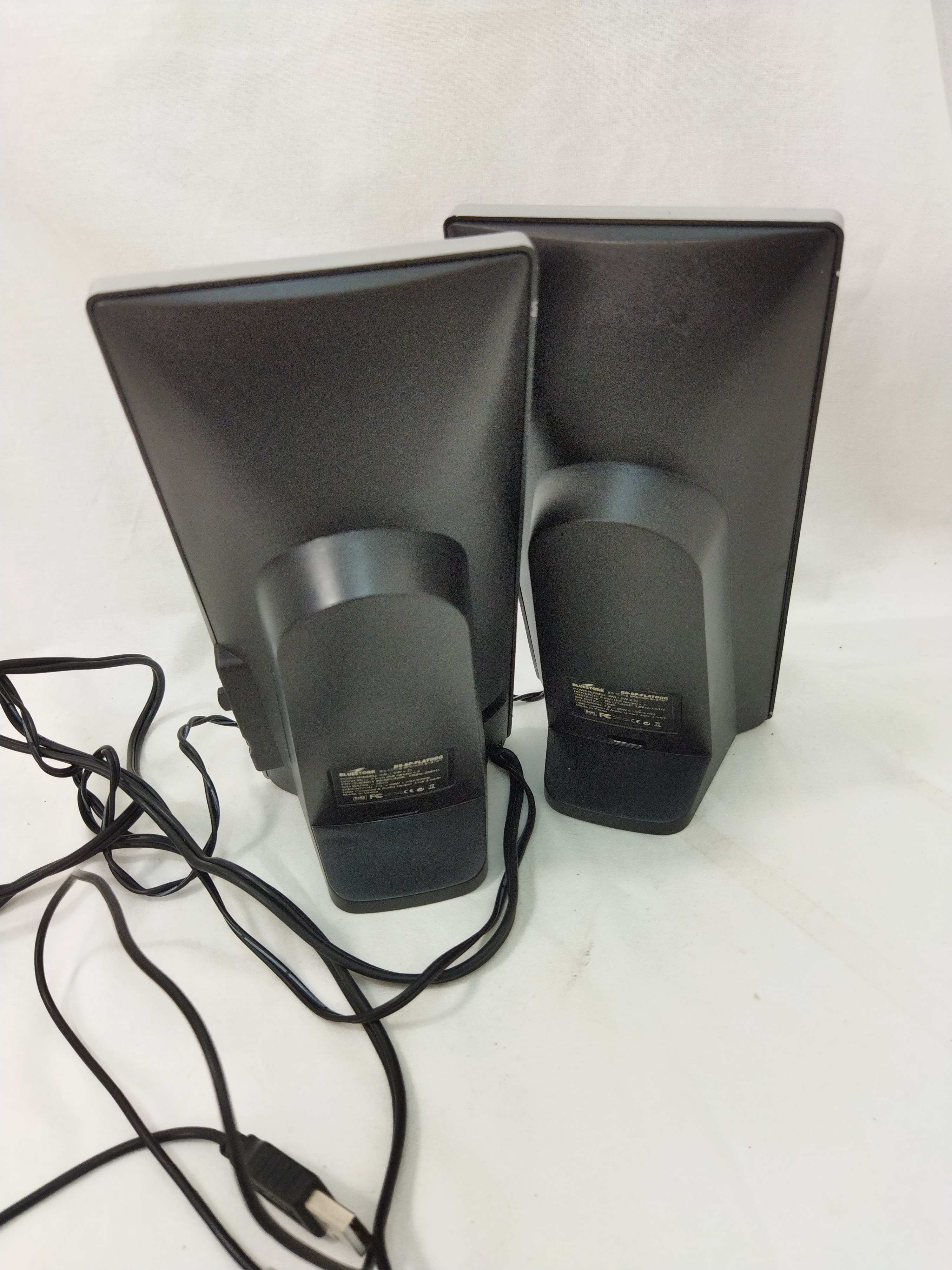Voir photo 2 de Enceintes pour votre Pc Portable ou bureau en très bon état et propres Enceintes pour votre Pc Portable ou bureau en très bon état et propres très bon état reconditionné photo 2