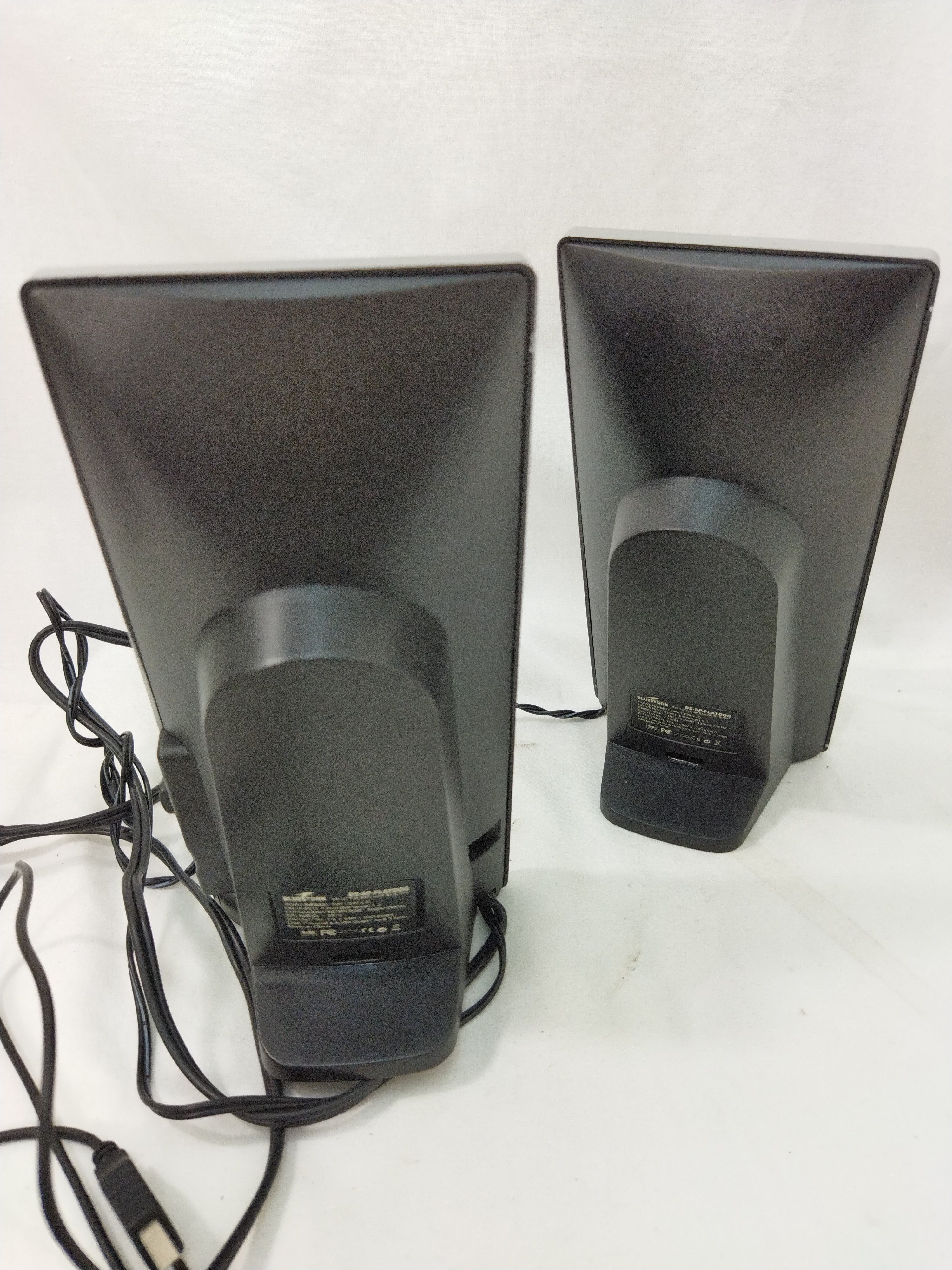 Voir photo 3 de Enceintes pour votre Pc Portable ou bureau en très bon état et propres Enceintes pour votre Pc Portable ou bureau en très bon état et propres très bon état reconditionné photo 3
