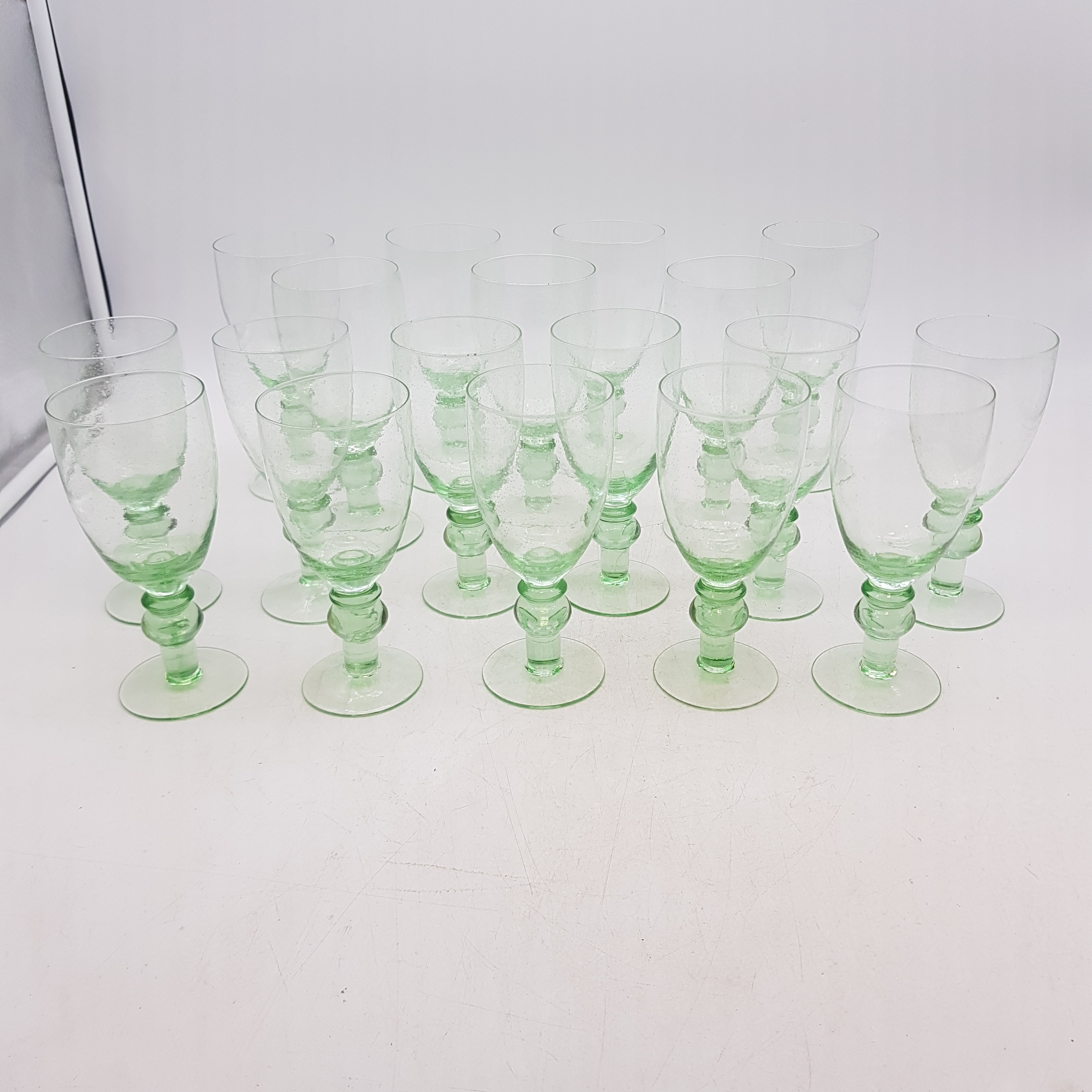 Voir photo 2 de Ensemble 27 verres élégants, effet bullé Montauroux Ensemble 27 verres élégants, effet bullé Montauroux Bon état reconditionné photo 2