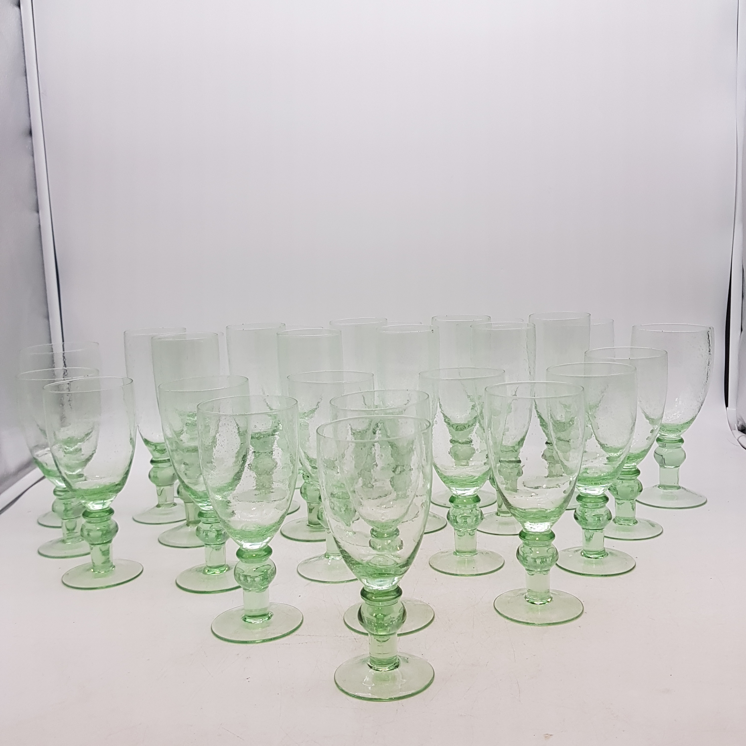 Voir photo 4 de Ensemble 27 verres élégants, effet bullé Montauroux Ensemble 27 verres élégants, effet bullé Montauroux Bon état reconditionné photo 4