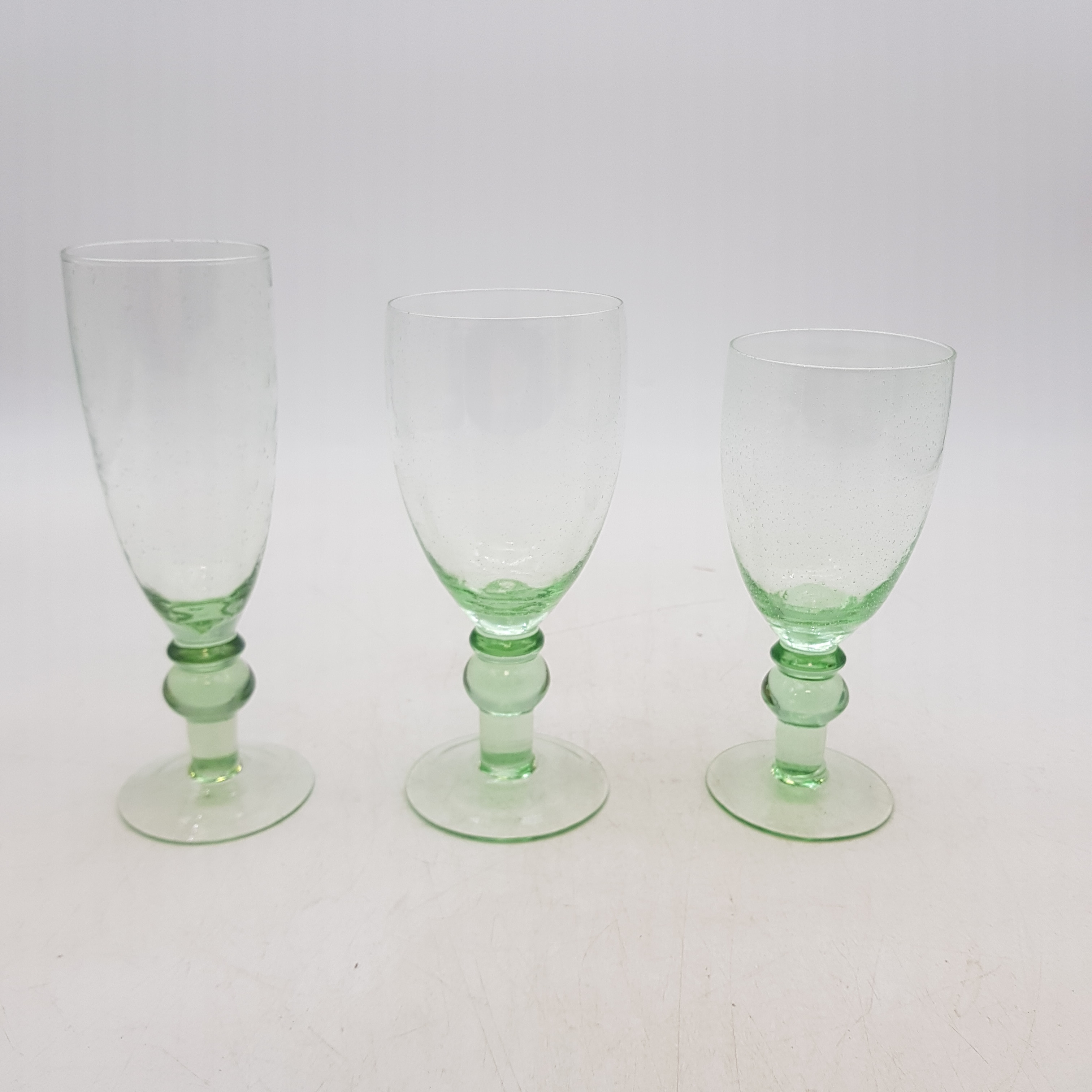 Voir photo 5 de Ensemble 27 verres élégants, effet bullé Montauroux Ensemble 27 verres élégants, effet bullé Montauroux Bon état reconditionné photo 5