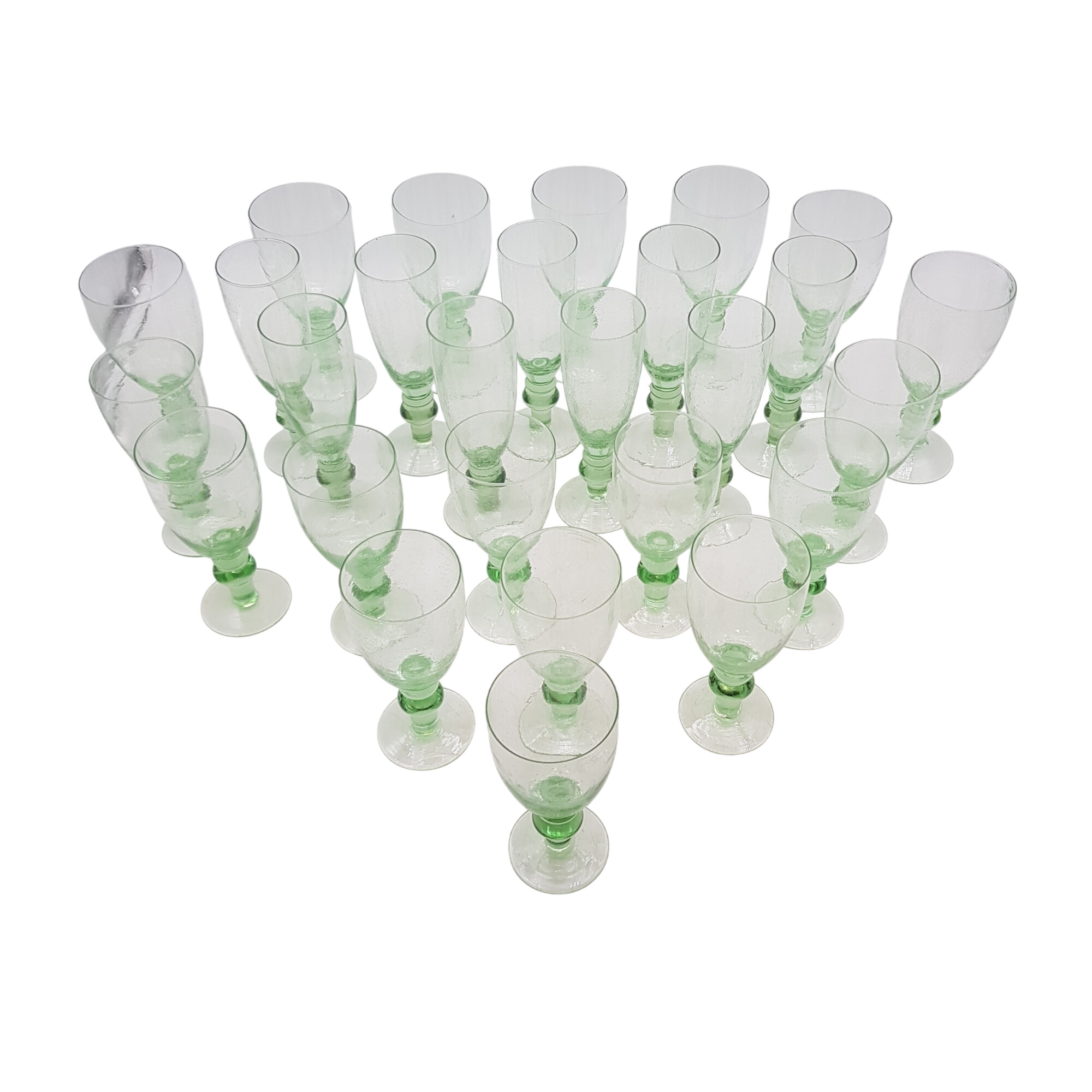 Ensemble 27 verres élégants, effet bullé Montauroux Bon état - 60,00 € Ensemble 27 verres élégants, effet bullé Montauroux Bon état reconditionné disponible sur Label Emmaüs