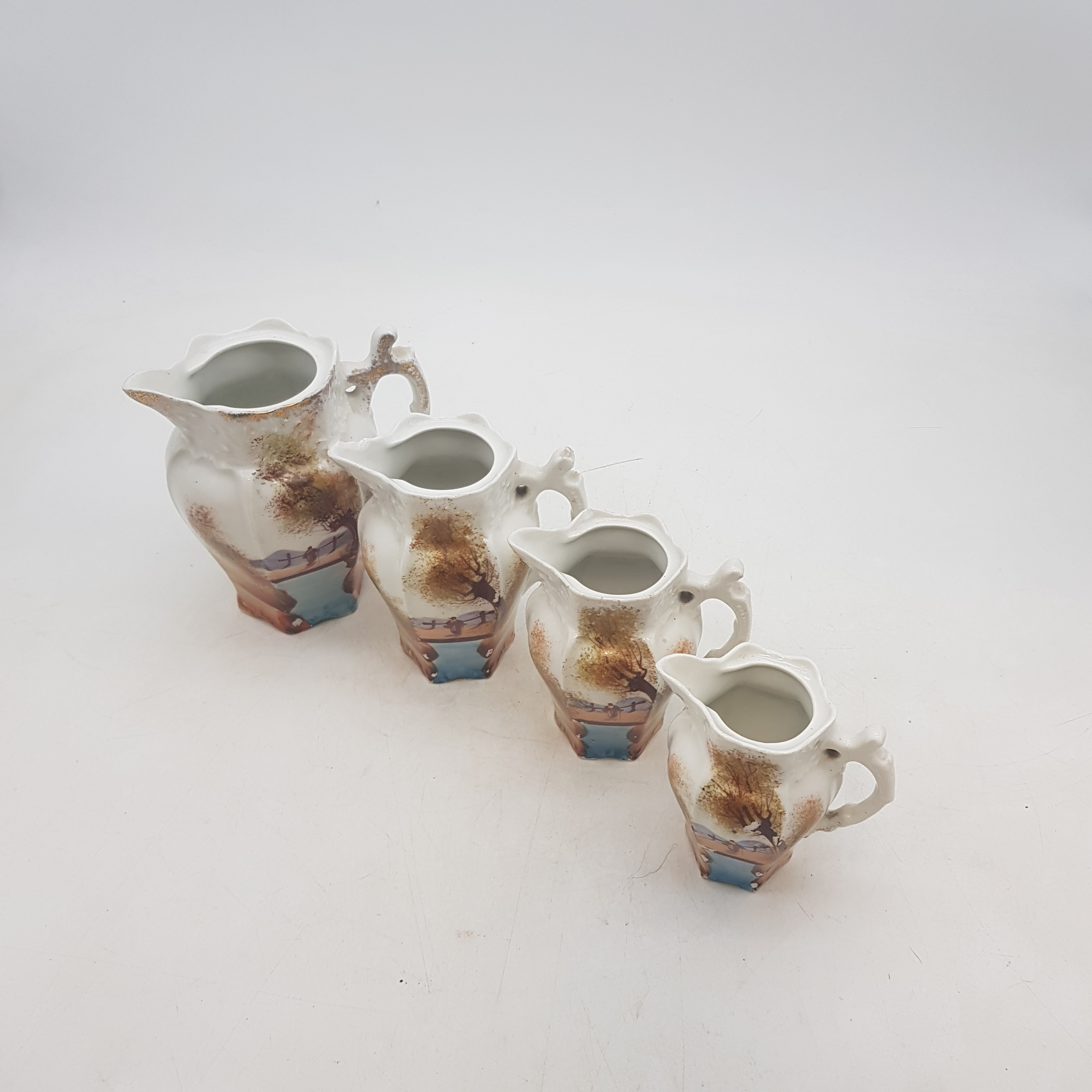 Voir photo 2 de Ensemble 4 pichets/pot à lait en porcelaine française - décor fait main Ensemble 4 pichets/pot à lait en porcelaine française - décor fait main Bon état reconditionné photo 2