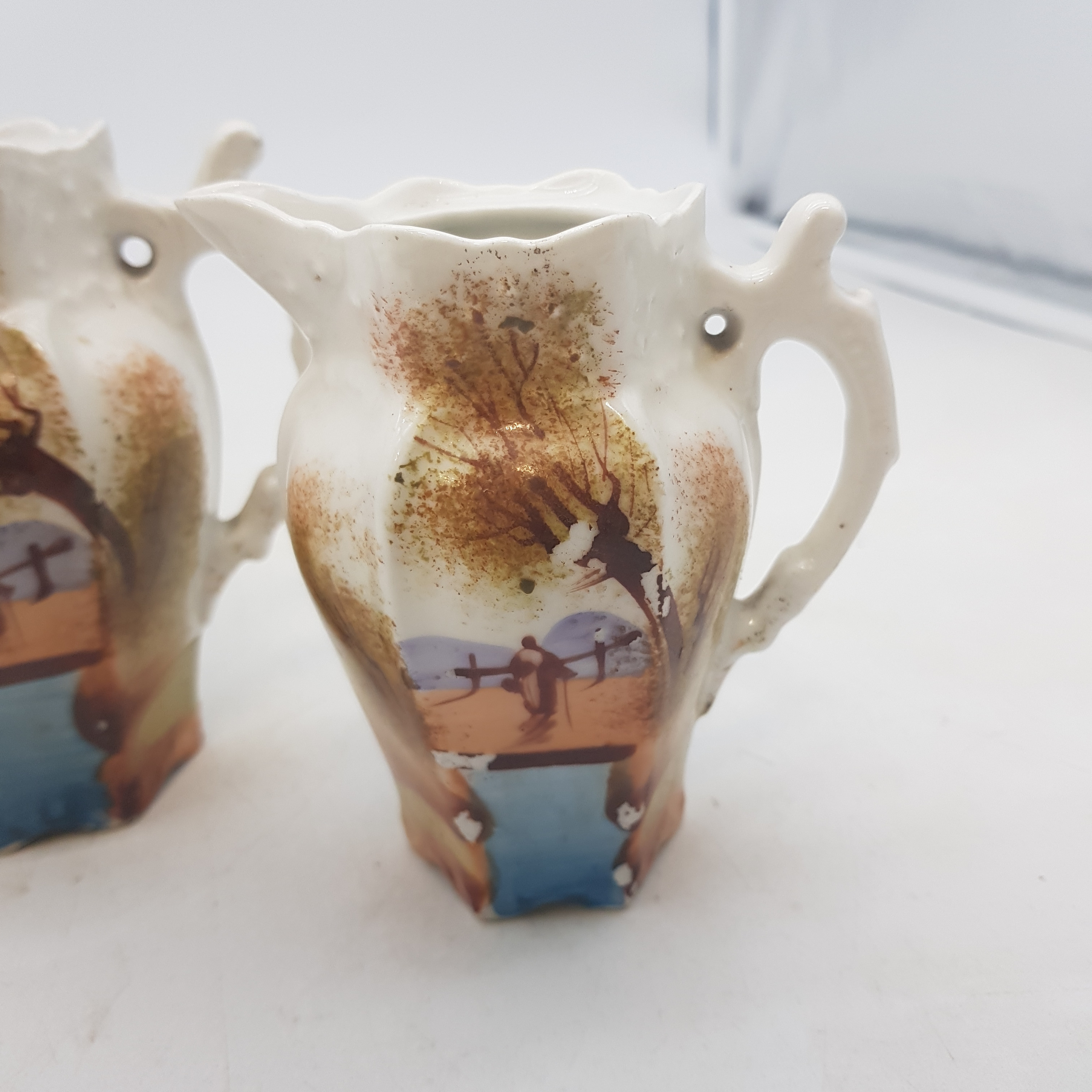 Voir photo 3 de Ensemble 4 pichets/pot à lait en porcelaine française - décor fait main Ensemble 4 pichets/pot à lait en porcelaine française - décor fait main Bon état reconditionné photo 3