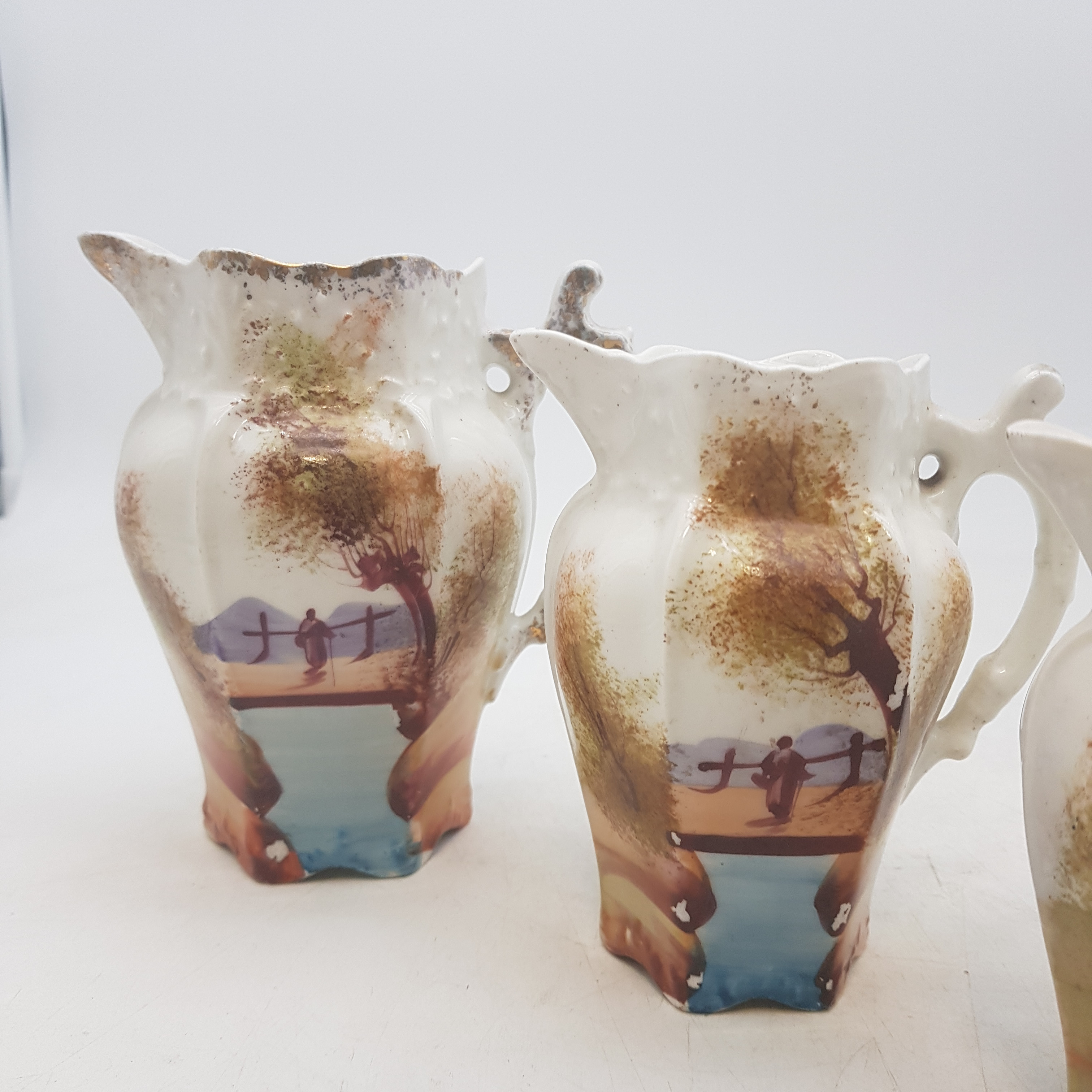 Voir photo 4 de Ensemble 4 pichets/pot à lait en porcelaine française - décor fait main Ensemble 4 pichets/pot à lait en porcelaine française - décor fait main Bon état reconditionné photo 4