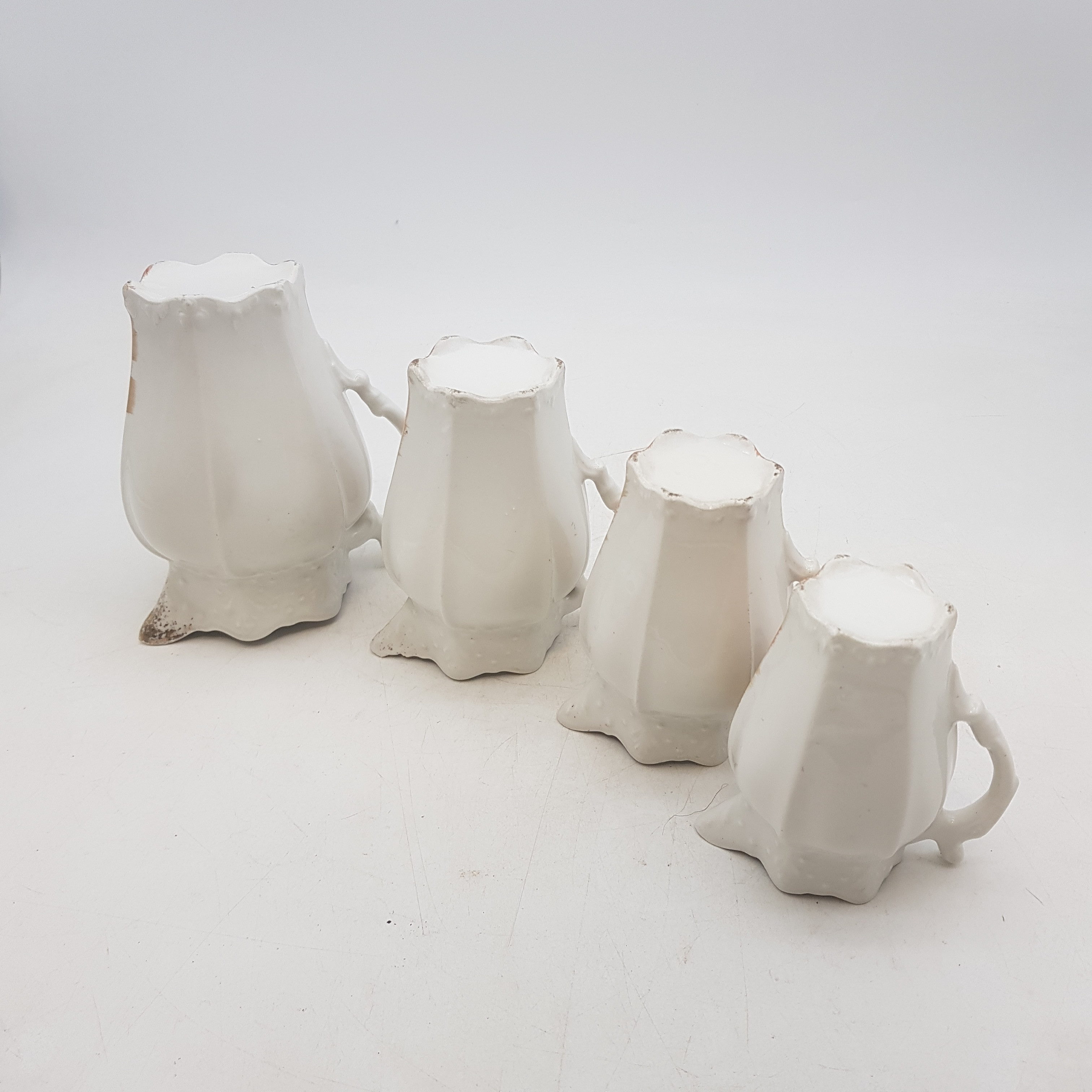 Voir photo 5 de Ensemble 4 pichets/pot à lait en porcelaine française - décor fait main Ensemble 4 pichets/pot à lait en porcelaine française - décor fait main Bon état reconditionné photo 5