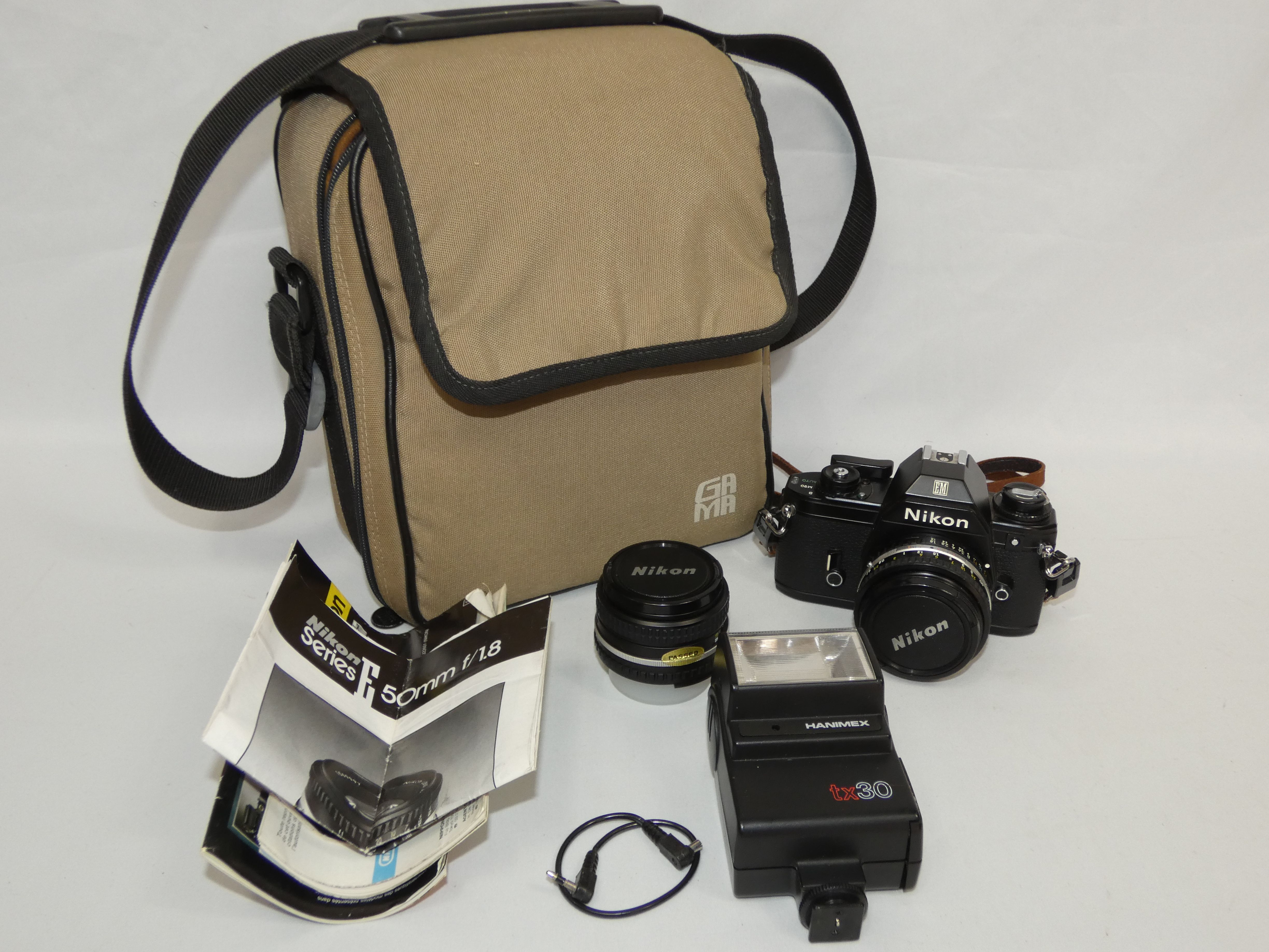 Voir photo 16 de Ensemble appareil photo argentique NIKON EM avec 2 objectifs 28 mm 1:2.8 et 50 mm 1:1.8 et un flash Hanimex tx30 (Non testé) Ensemble appareil photo argentique NIKON EM avec 2 objectifs 28 mm 1:2.8 et 50 mm 1:1.8 et un flash Hanimex tx30 (Non testé) Très bon état reconditionné photo 16