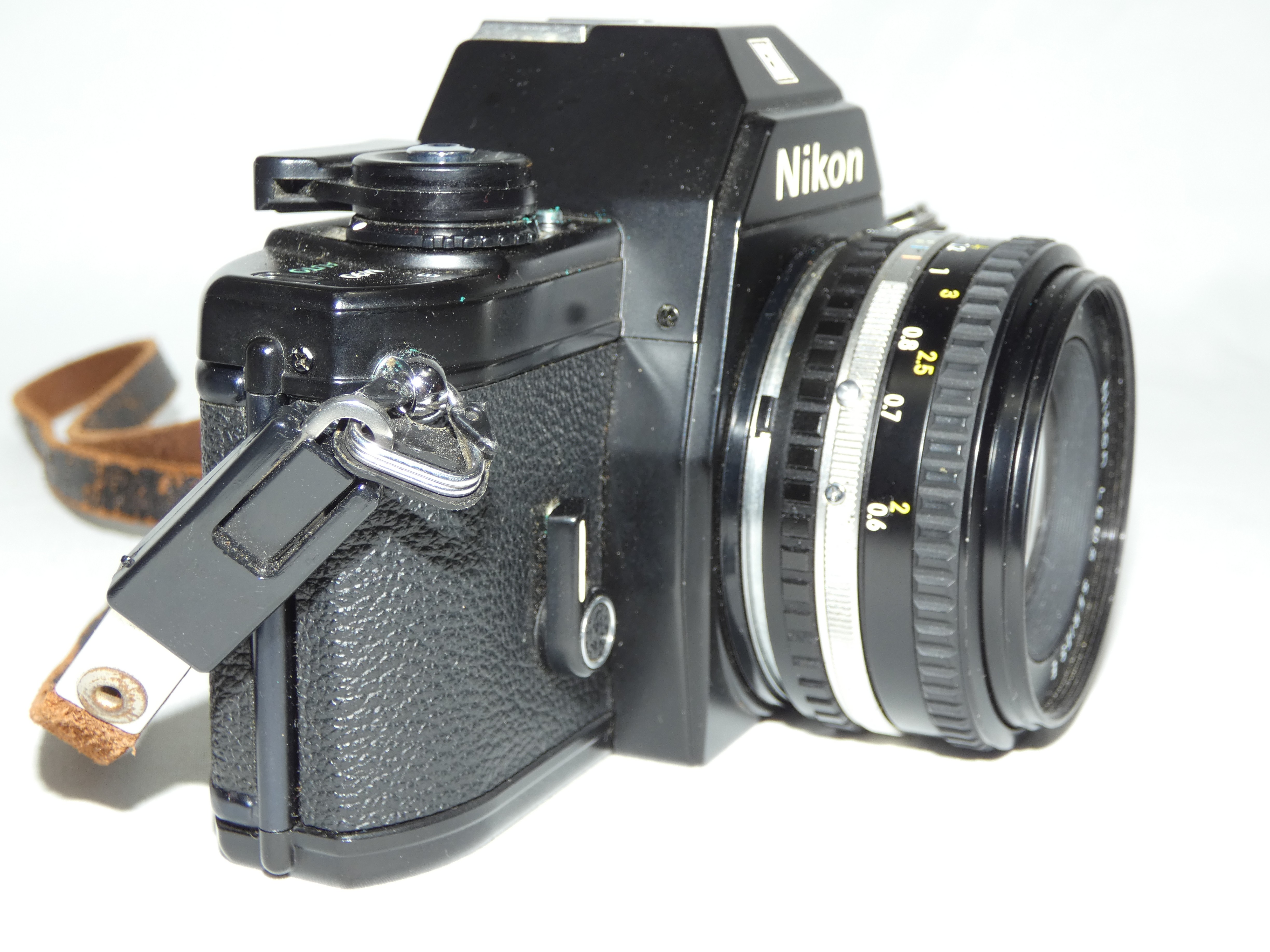 Voir photo 2 de Ensemble appareil photo argentique NIKON EM avec 2 objectifs 28 mm 1:2.8 et 50 mm 1:1.8 et un flash Hanimex tx30 (Non testé) Ensemble appareil photo argentique NIKON EM avec 2 objectifs 28 mm 1:2.8 et 50 mm 1:1.8 et un flash Hanimex tx30 (Non testé) Très bon état reconditionné photo 2