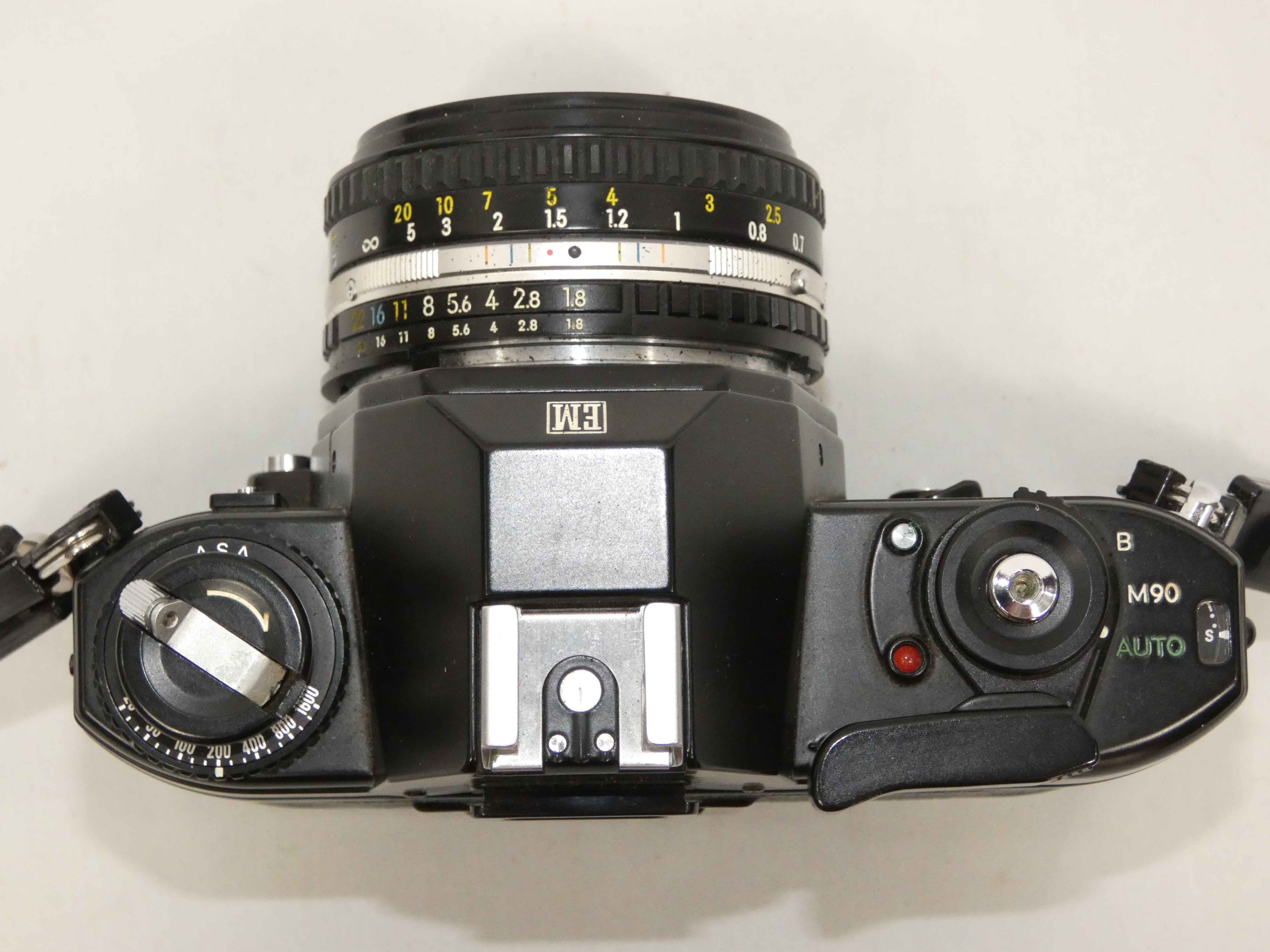 Voir photo 4 de Ensemble appareil photo argentique NIKON EM avec 2 objectifs 28 mm 1:2.8 et 50 mm 1:1.8 et un flash Hanimex tx30 (Non testé) Ensemble appareil photo argentique NIKON EM avec 2 objectifs 28 mm 1:2.8 et 50 mm 1:1.8 et un flash Hanimex tx30 (Non testé) Très bon état reconditionné photo 4