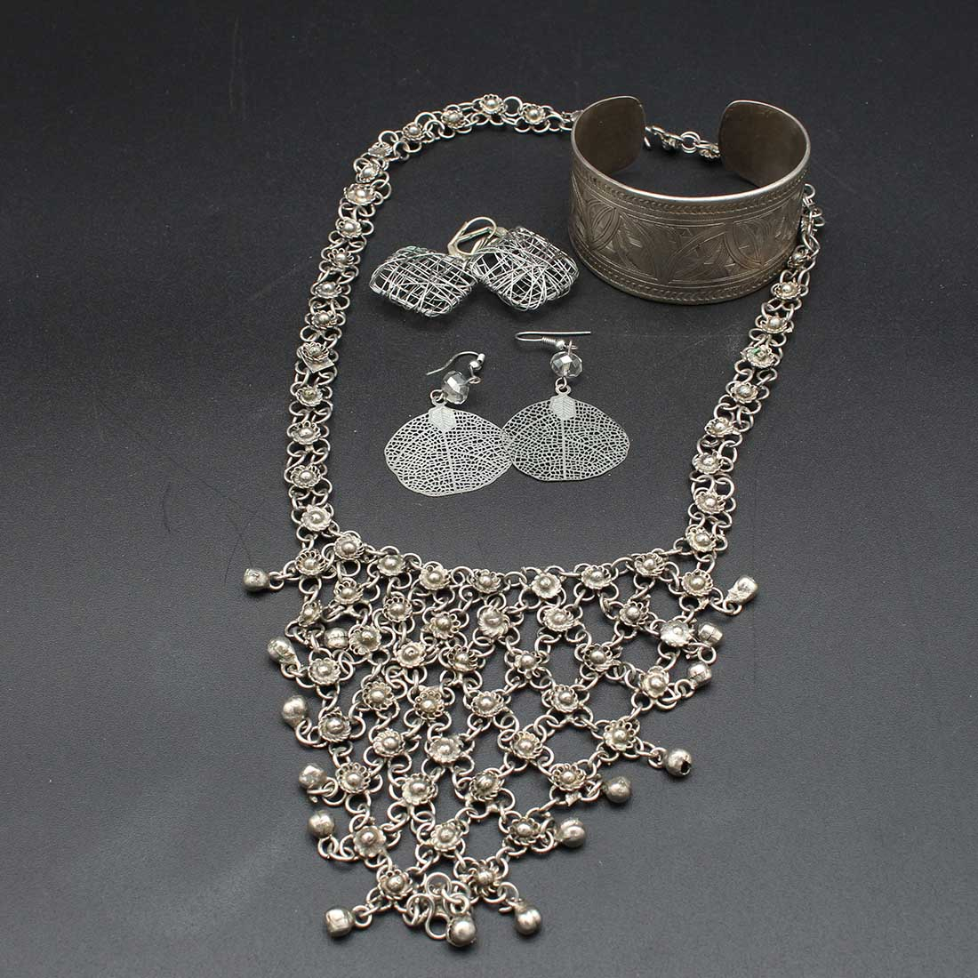 Voir photo 2 de Ensemble bracelet argent artisanat kabyle et collier métal argenté Ensemble bracelet argent artisanat kabyle et collier métal argenté Bon état reconditionné photo 2