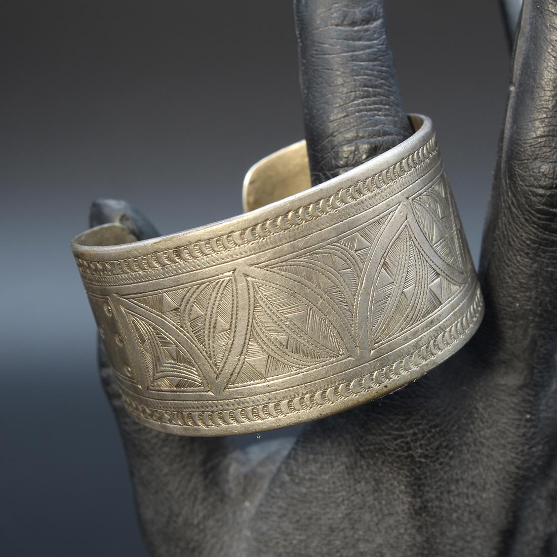 Voir photo 4 de Ensemble bracelet argent artisanat kabyle et collier métal argenté Ensemble bracelet argent artisanat kabyle et collier métal argenté Bon état reconditionné photo 4