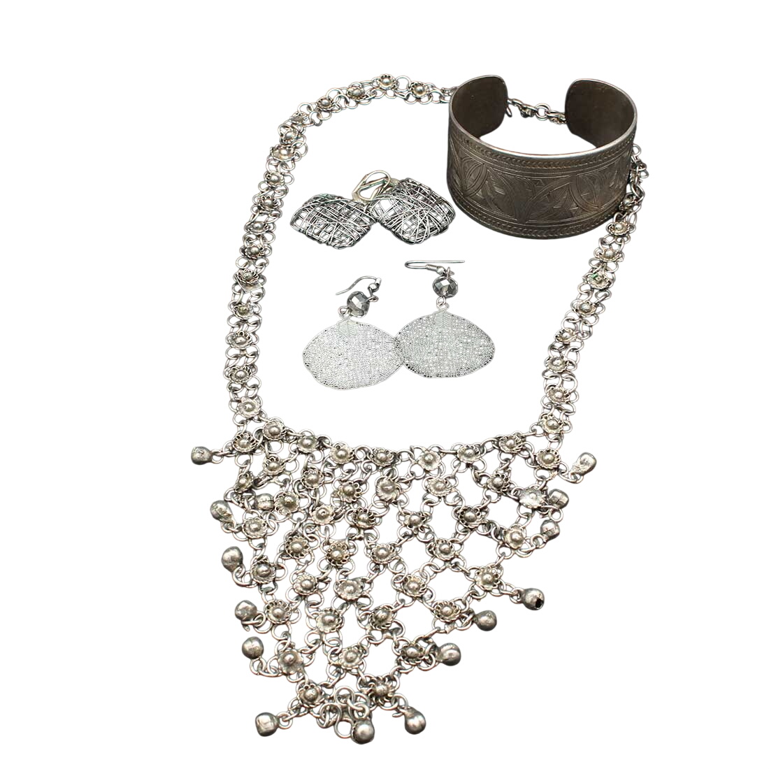Acheter Ensemble bracelet argent artisanat kabyle et collier métal argenté Bon état - 25,00 € Ensemble bracelet argent artisanat kabyle et collier métal argenté Bon état reconditionné disponible sur Label Emmaüs