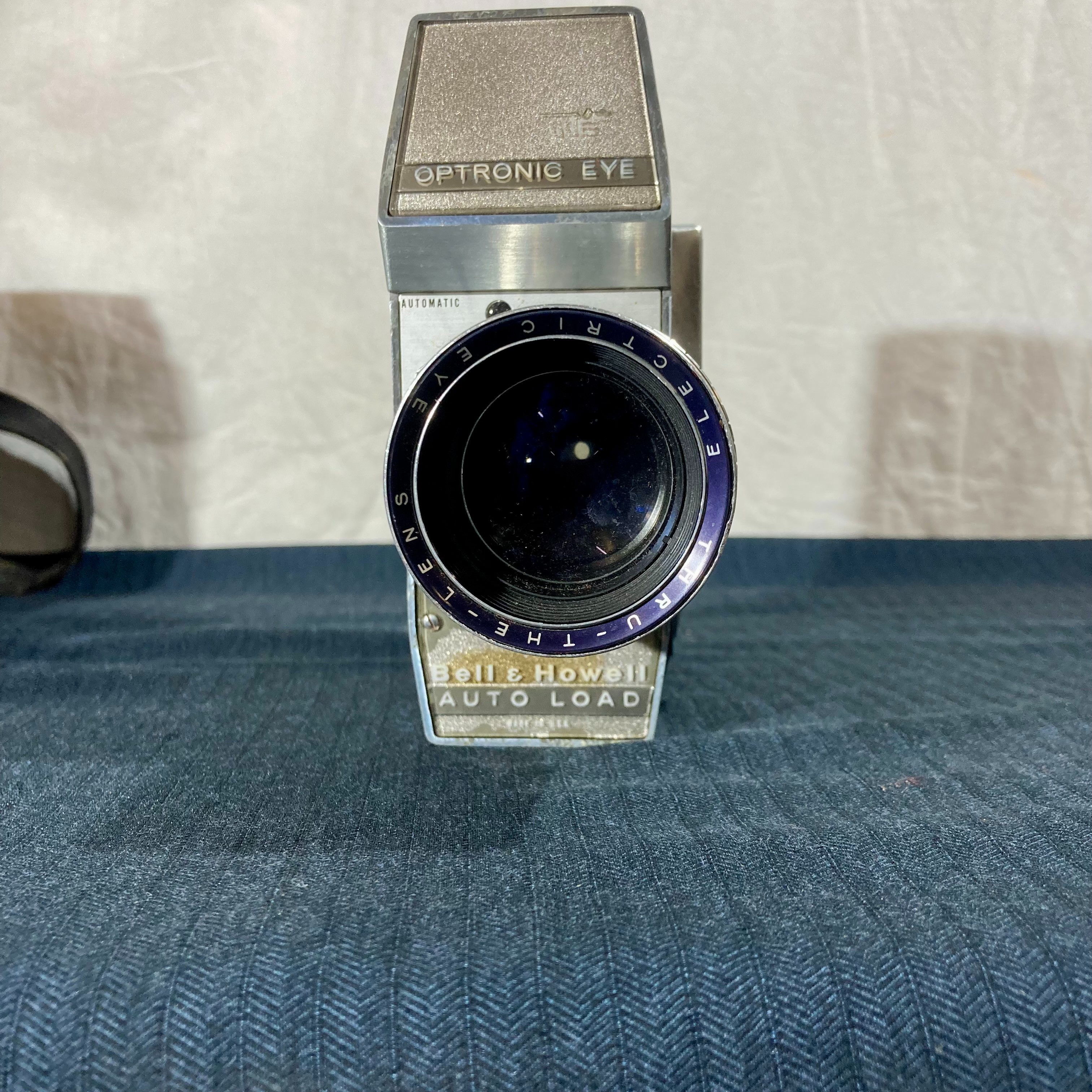 Voir photo 4 de Ensemble Caméra 8mm Bell & Howell 418 "Optronic Eye" - Vintage années 60 Ensemble Caméra 8mm Bell & Howell 418 "Optronic Eye" - Vintage années 60 Bon état reconditionné photo 4