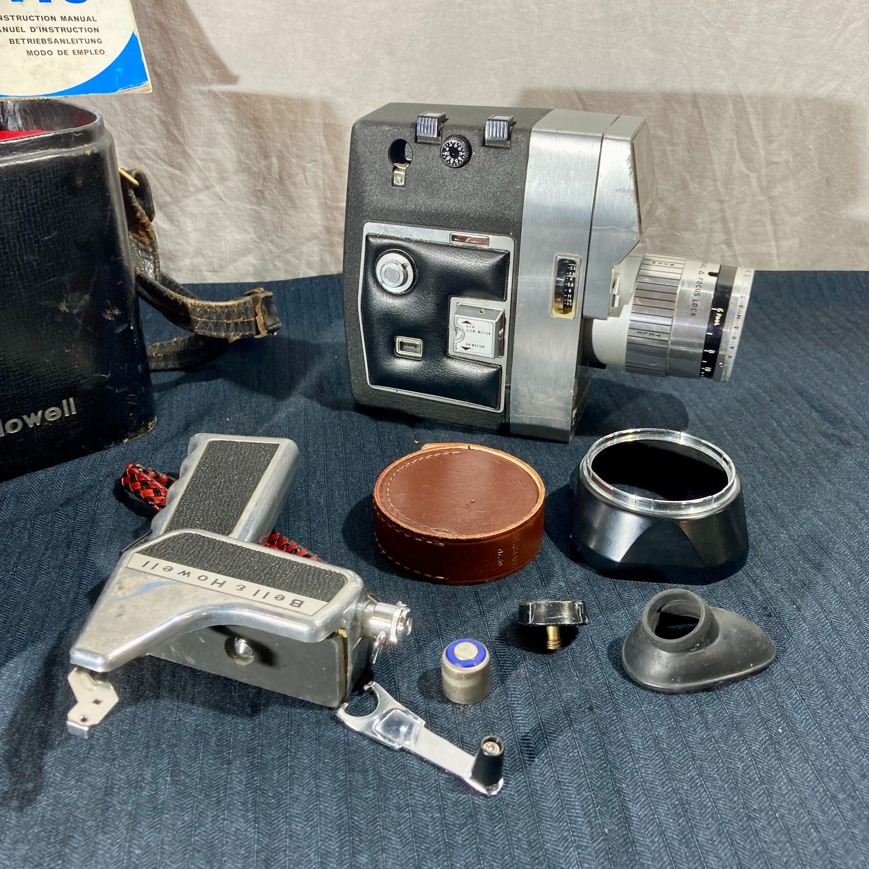 Voir photo 8 de Ensemble Caméra 8mm Bell & Howell 418 "Optronic Eye" - Vintage années 60 Ensemble Caméra 8mm Bell & Howell 418 "Optronic Eye" - Vintage années 60 Bon état reconditionné photo 8