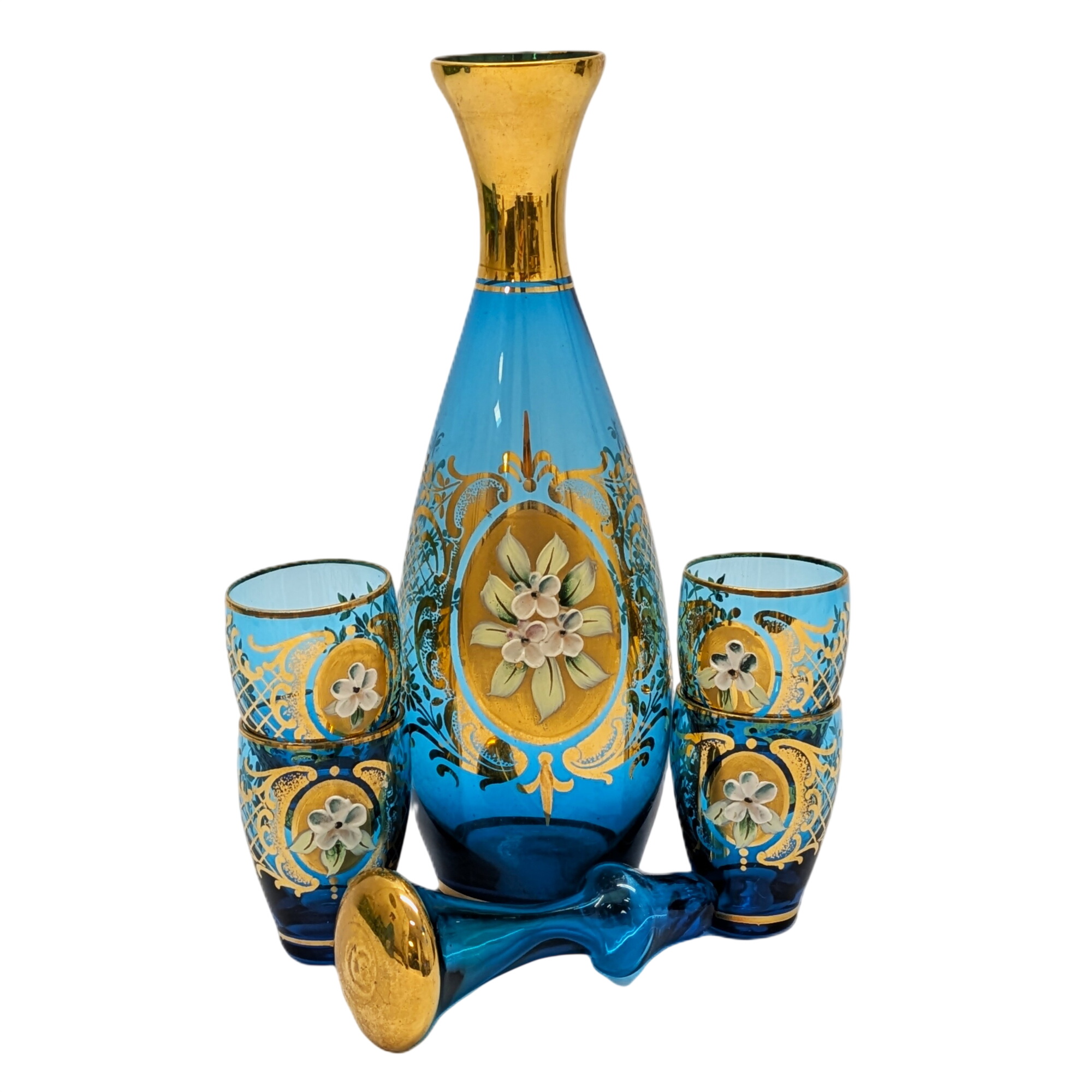 Ensemble carafe et 4 verres en verre bleu émaillé – Style bohème / Murano Très bon état - 92,00 € Ensemble carafe et 4 verres en verre bleu émaillé – Style bohème / Murano Très bon état reconditionné disponible sur Label Emmaüs