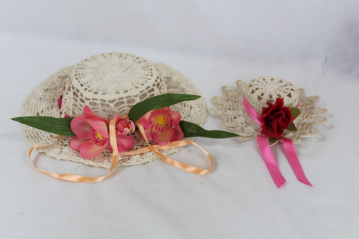 Acheter Ensemble chapeaux en crochet avec fleurs roses et rouges Très bon état - 10,00 € Ensemble chapeaux en crochet avec fleurs roses et rouges Très bon état reconditionné disponible sur Label Emmaüs
