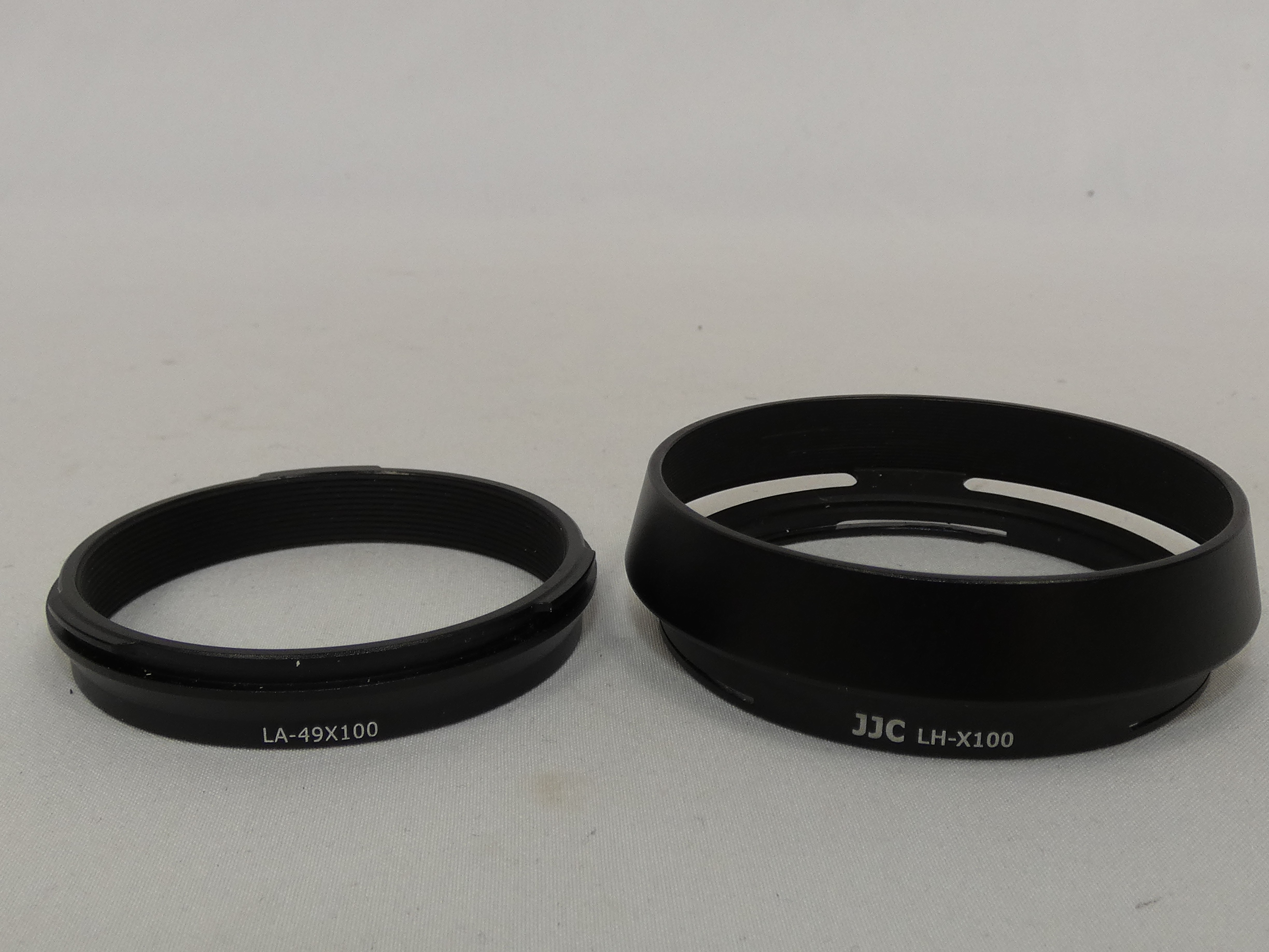 Voir photo 8 de Ensemble d'accessoires photographiques pare-soleil ajouré en métal JJC modèle LH-X100 avec bague d'adaptation pour filtre modèle LA-49X100, deux tubes d'allonge macro VILTROX DG-FU de 10 et 16 mm pour appareils photo hybrides Fujifilm X Ensemble d'accessoires photographiques pare-soleil ajouré en métal JJC modèle LH-X100 avec bague d'adaptation pour filtre modèle LA-49X100, deux tubes d'allonge macro VILTROX DG-FU de 10 et 16 mm pour appareils photo hybrides Fujifilm X très bon état reconditionné photo 8